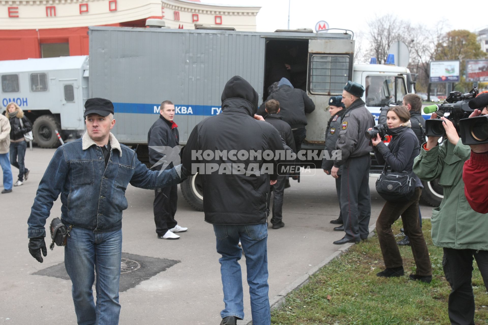 4 ноября 2008. Москва. Русский марш - шествие и митинг представителей русских националистических организаций и движений, состоявшийся в День народного единства. Задержание участников марша у кинотеатра Художественный.