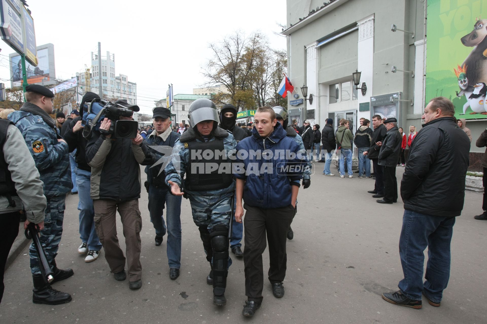 4 ноября 2008. Москва. Русский марш - шествие и митинг представителей русских националистических организаций и движений, состоявшийся в День народного единства. Задержание участников марша у кинотеатра Художественный.