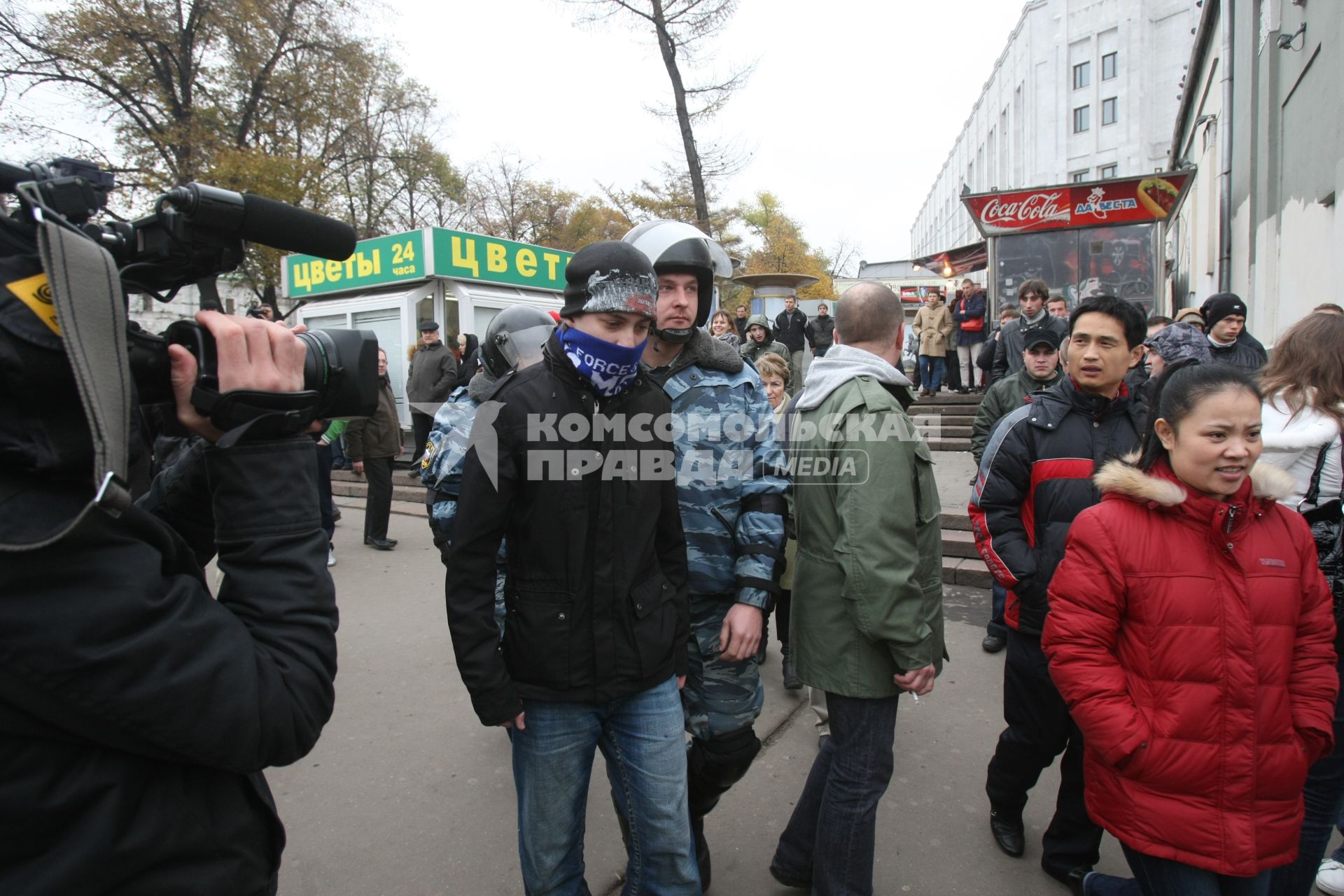 4 ноября 2008. Москва. Русский марш - шествие и митинг представителей русских националистических организаций и движений, состоявшийся в День народного единства. Задержание участников марша у кинотеатра Художественный.