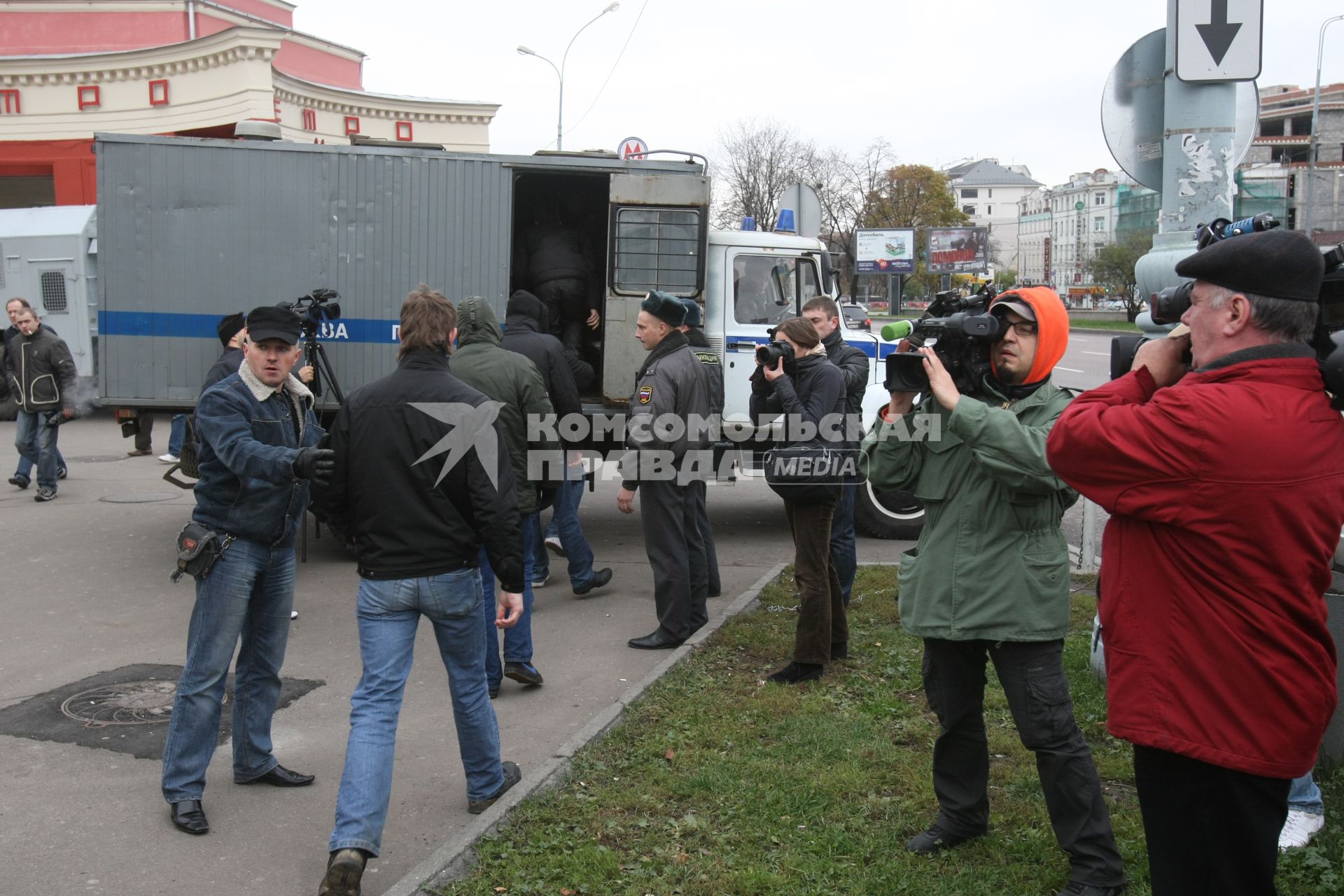 4 ноября 2008. Москва. Русский марш - шествие и митинг представителей русских националистических организаций и движений, состоявшийся в День народного единства. Задержание участников марша у кинотеатра Художественный.