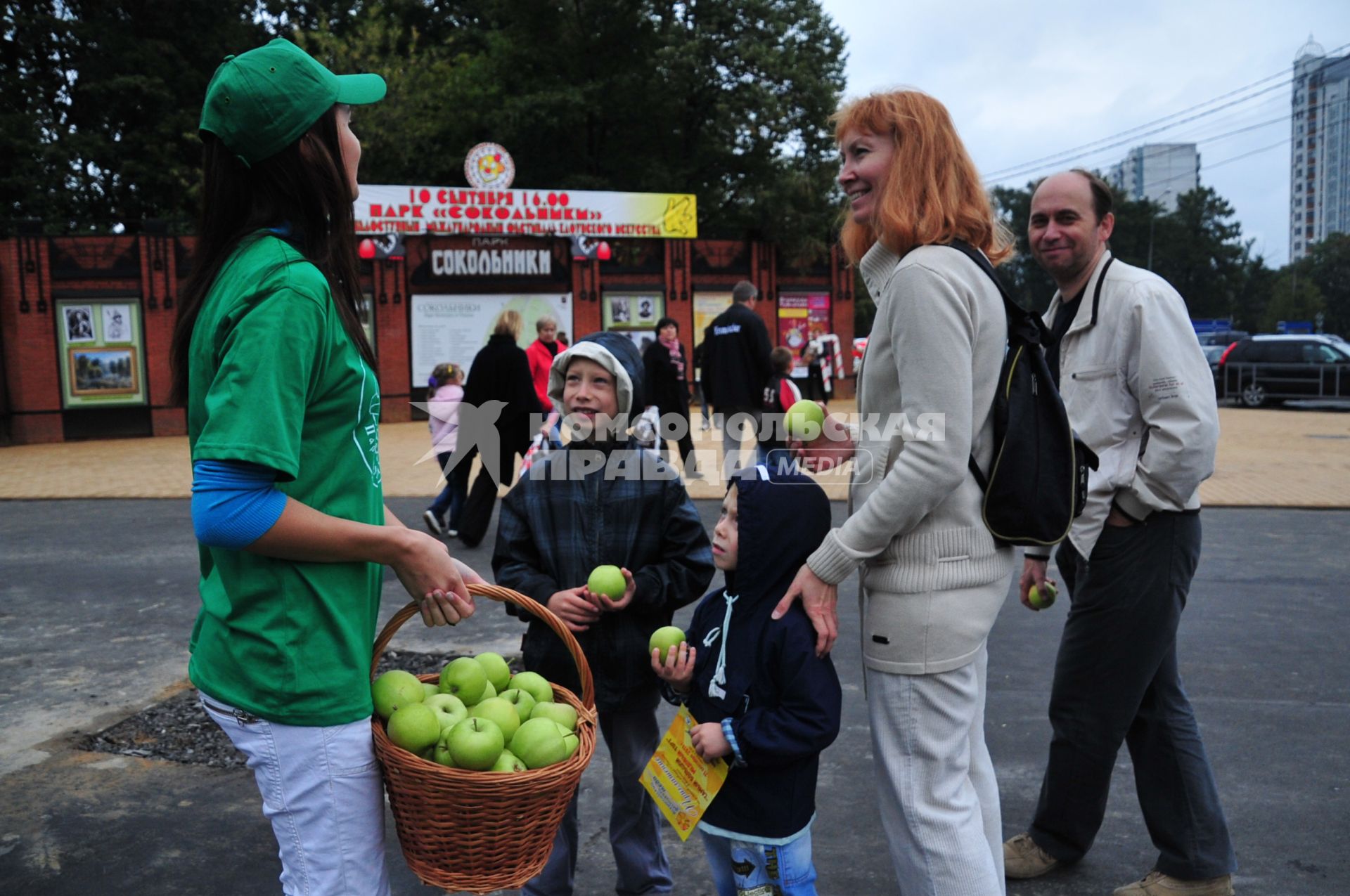 Фестиваль яблок МЫ ВАС ЛЮБИМ! ВАШ ПАРК СОКОЛЬНИКИ. На снимке: девушка предлагает прохожим яблоки. 10 сентября 2011 года.