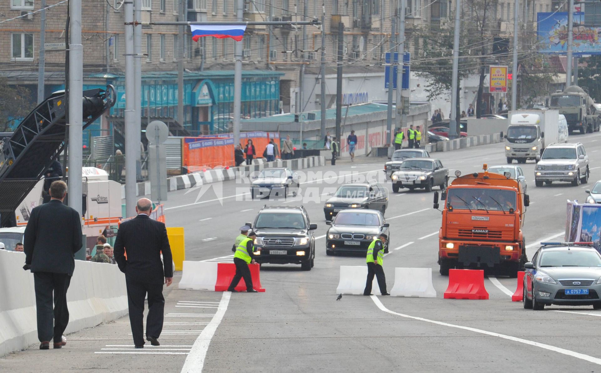 Транспортный поток на дороге. На снимке: мужчины идут по эстакаде. 9 сентября 2011 года.