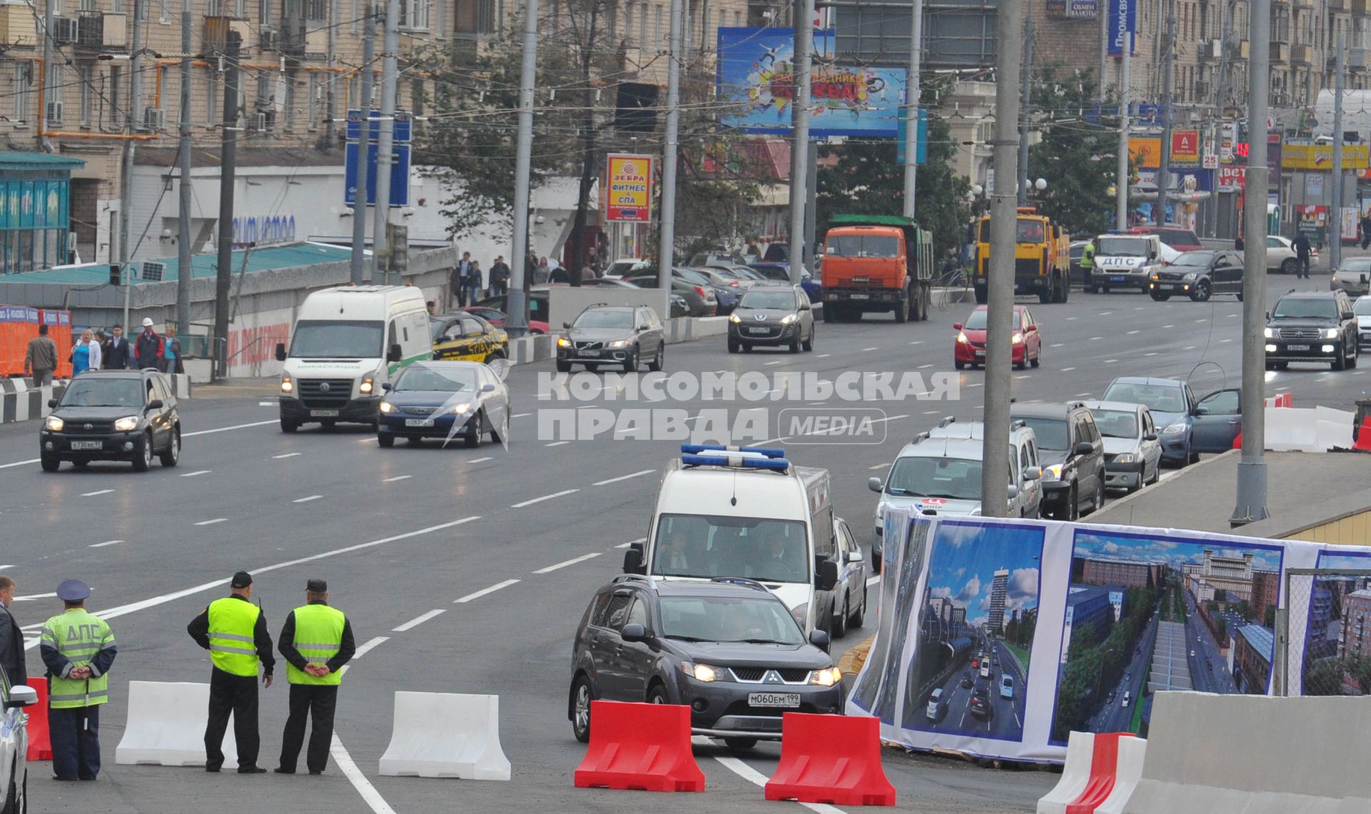 Сотрудники ДПС стоят на дороге. 9 сентября 2011 года.