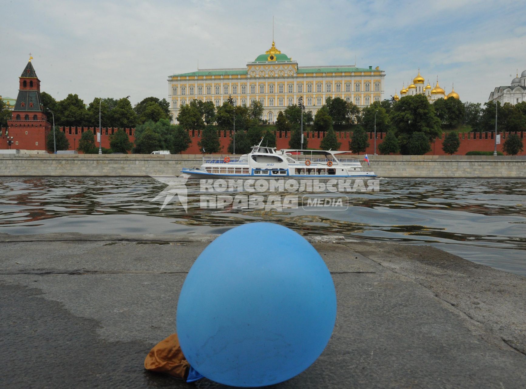 Москва-река. Экскурсионный, прогулочный речной трамвайчик.  Кремлевская набережная. Воздушный шар. 24 июня 2011г