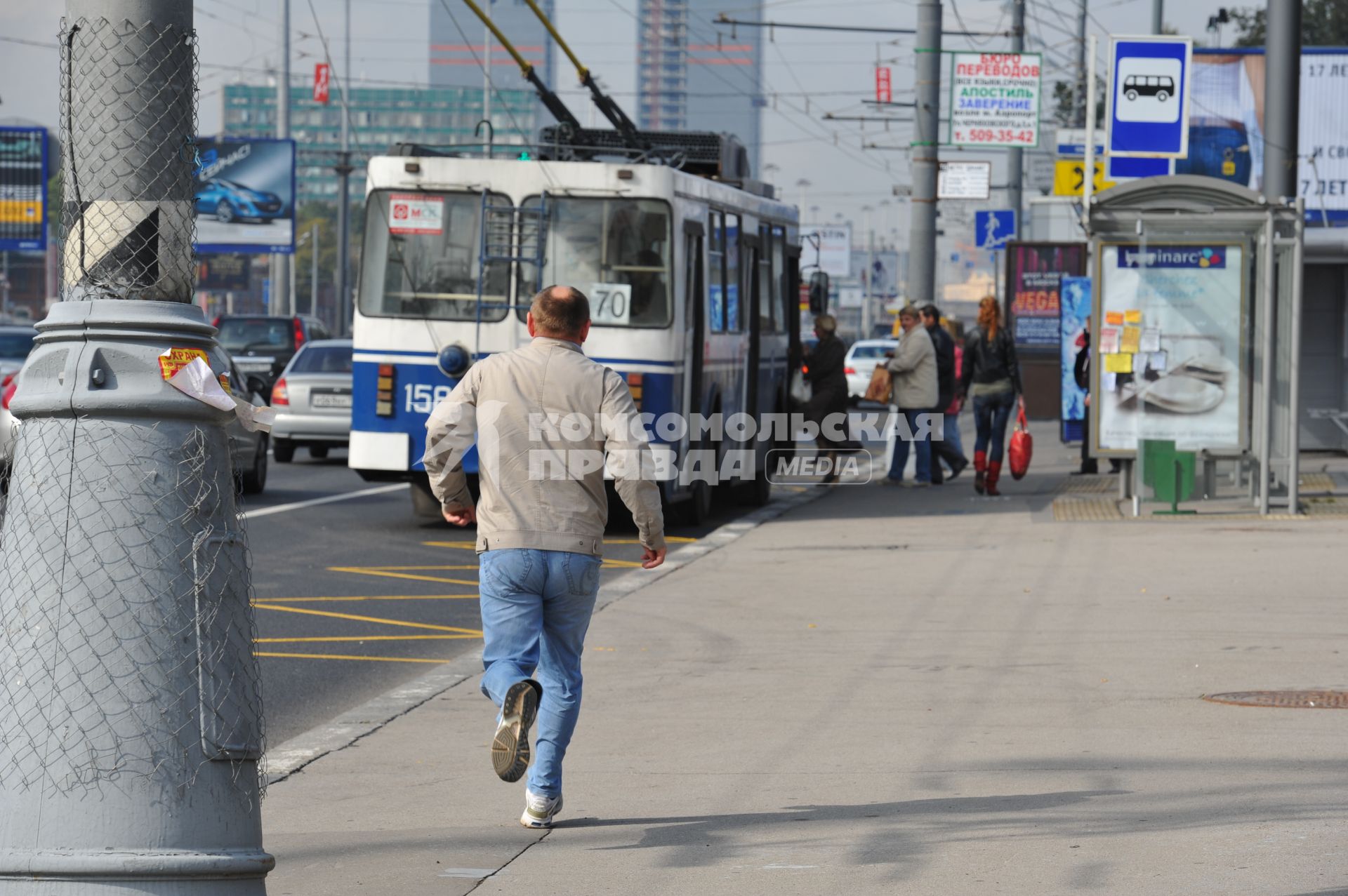 Дорога с полосой для маршрутного транспорта. На снимке: пассажир бежит к троллейбусу. 13 сентября 2011 года.