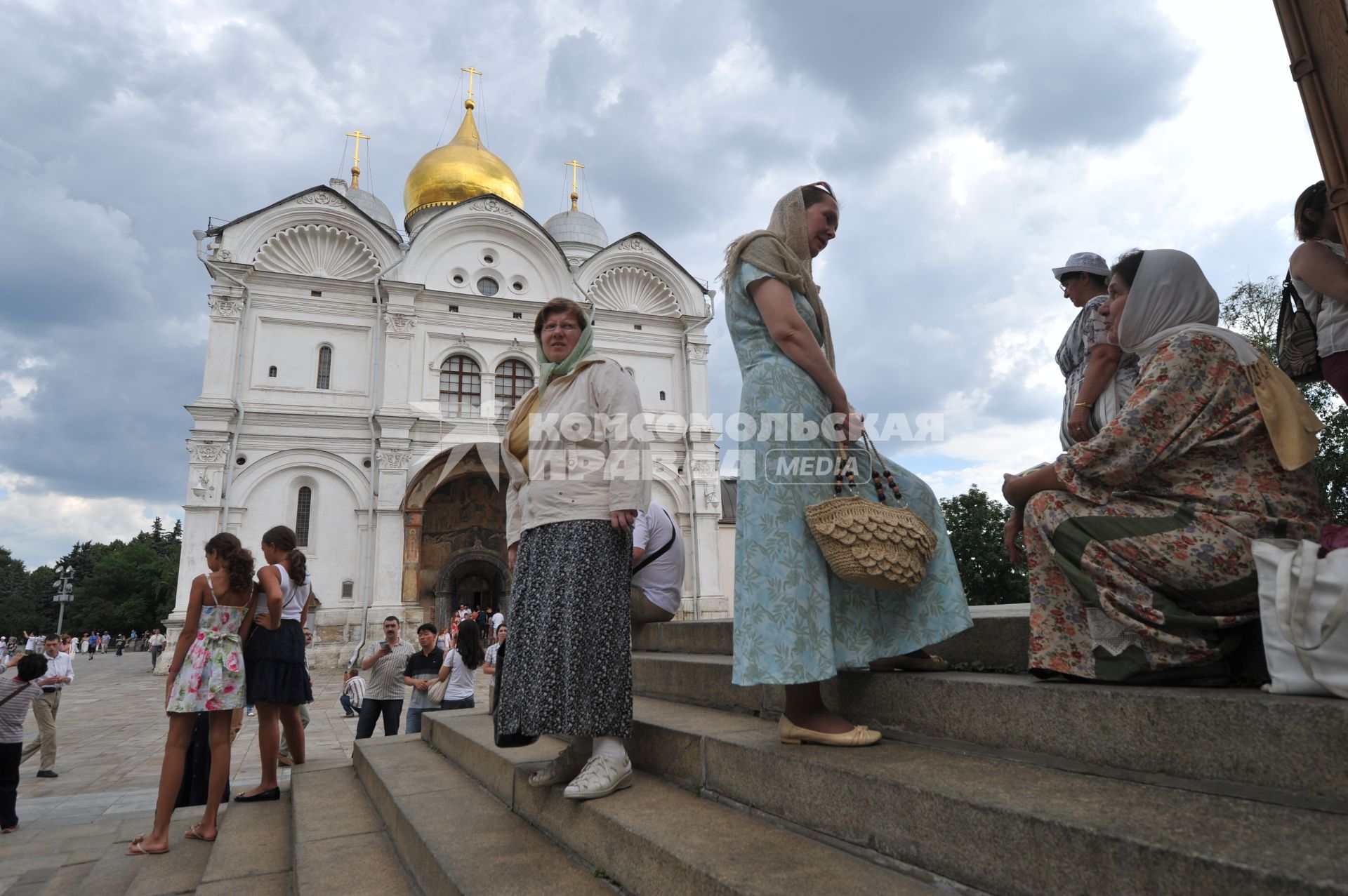 Московский Кремль. Архангельский собор - православный храм. Музеи Московского Кремля. Достопримечательность Москвы.  Прихожане. Туристы. 28 июня 2011