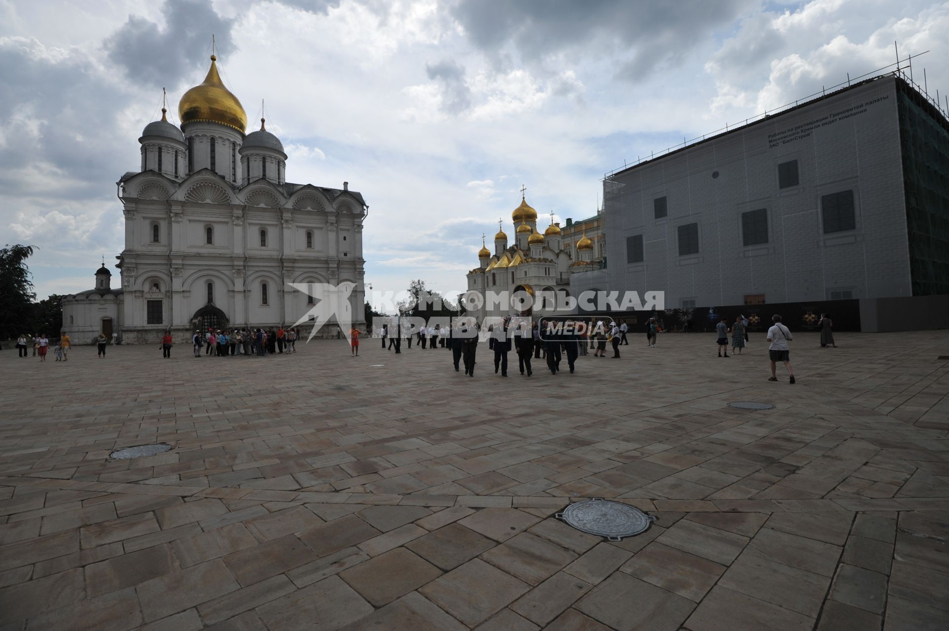 Московский Кремль. Архангельский собор - православный храм. Музеи Московского Кремля. Достопримечательность Москвы.  Туристы. 28 июня 2011