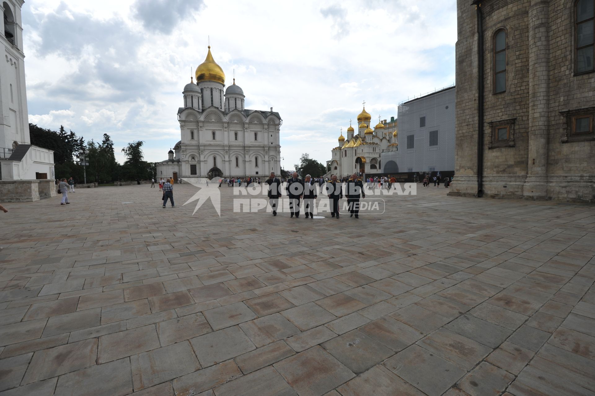 Московский Кремль. Архангельский собор - православный храм. Музеи Московского Кремля. Достопримечательность Москвы.  Туристы. 28 июня 2011