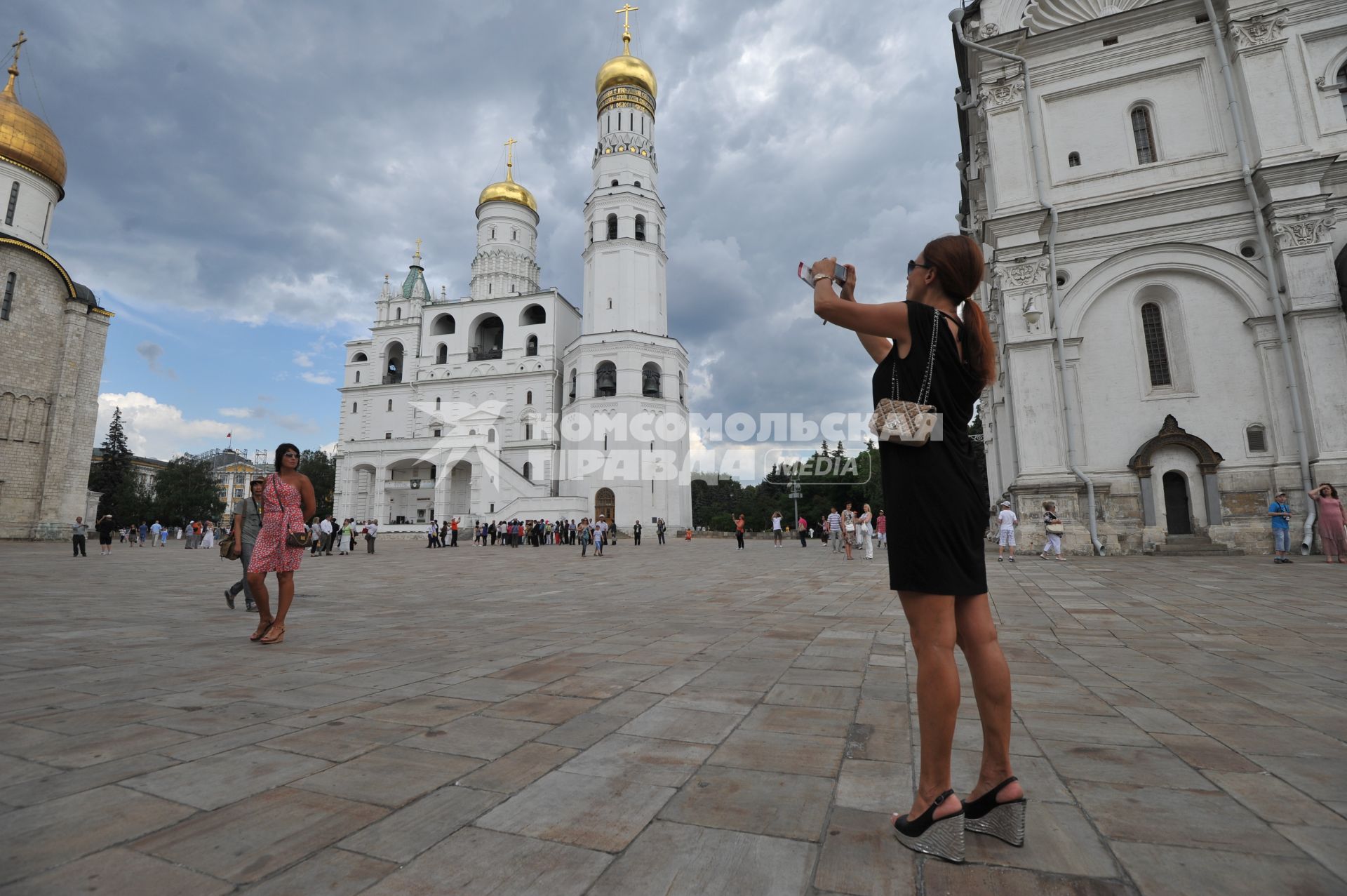 Московский Кремль. Храм Московского кремля. Музеи Московского Кремля. Достопримечательность Москвы.  Туристы. Девушка фотоаппарат. 28 июня 2011