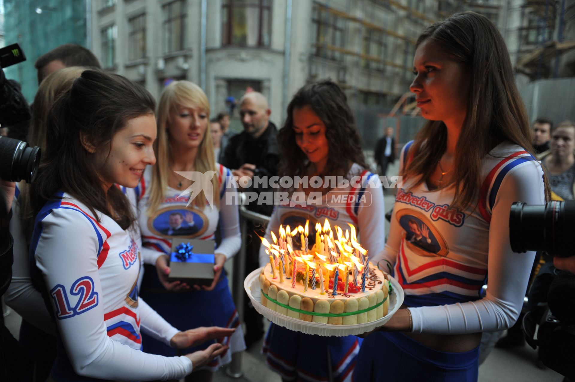 Торт, подаренный девушками из фан-клуба MEDVEDEV GIRLS ко дню рождения президента РФ Дмитрия Медведева. 14 сентября 2011 года.