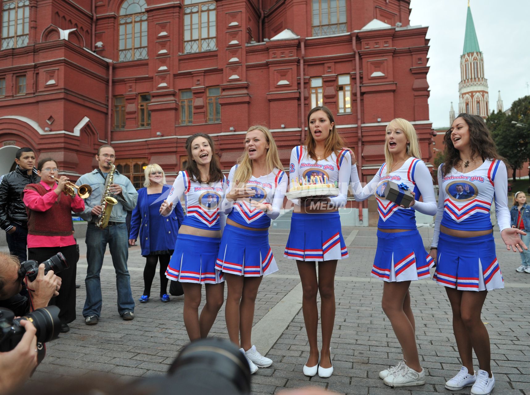 Девушки из фан-клуба MEDVEDEV GIRLS исполняют песню в честь дня рождения президента РФ Дмитрия Медведева. 14 сентября 2011 года.