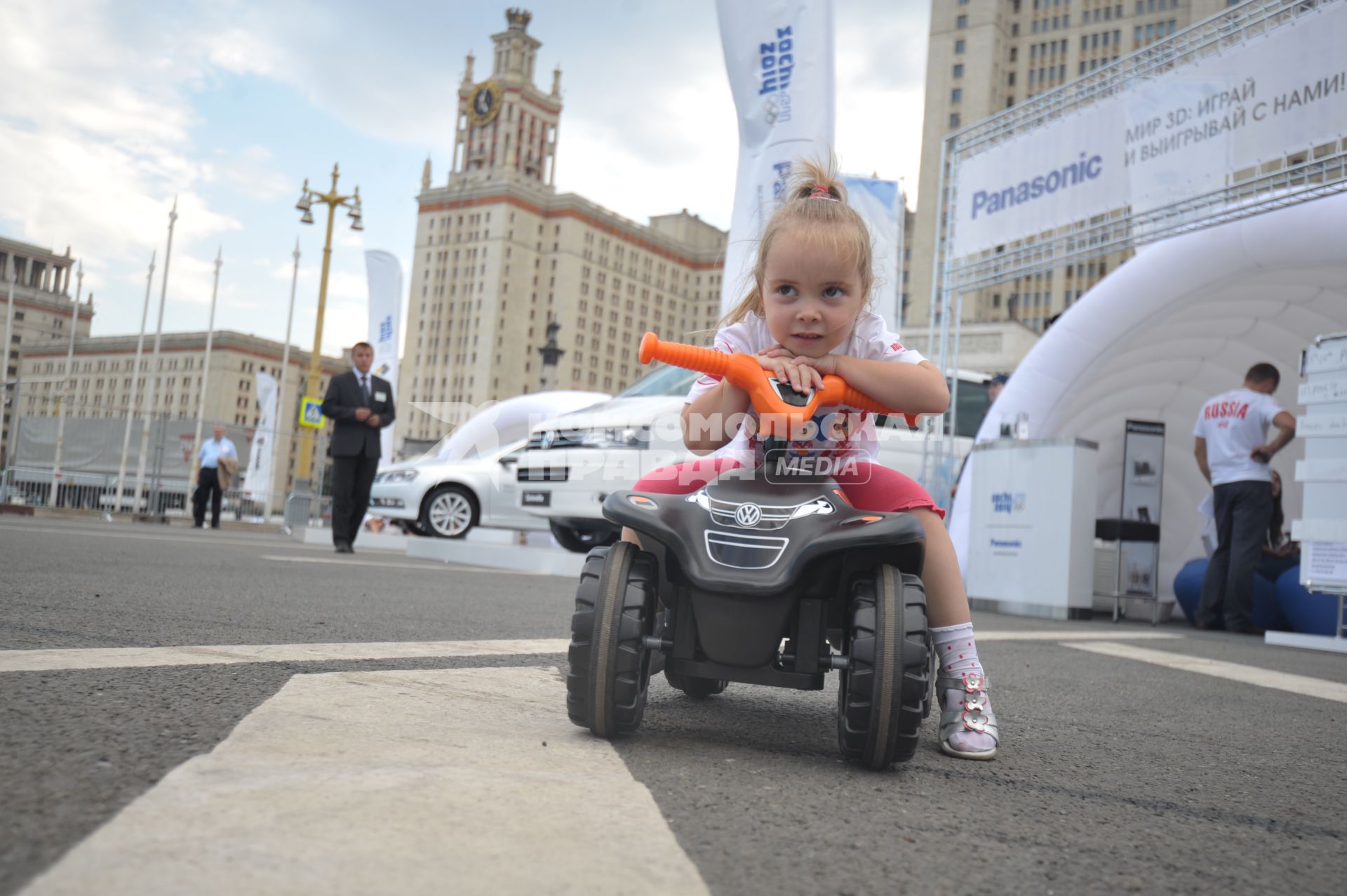 Презентация проекта SOCHI DRIVE. На снимке: девочка на игрушечном автомобиле. 18 августа 2011 года.