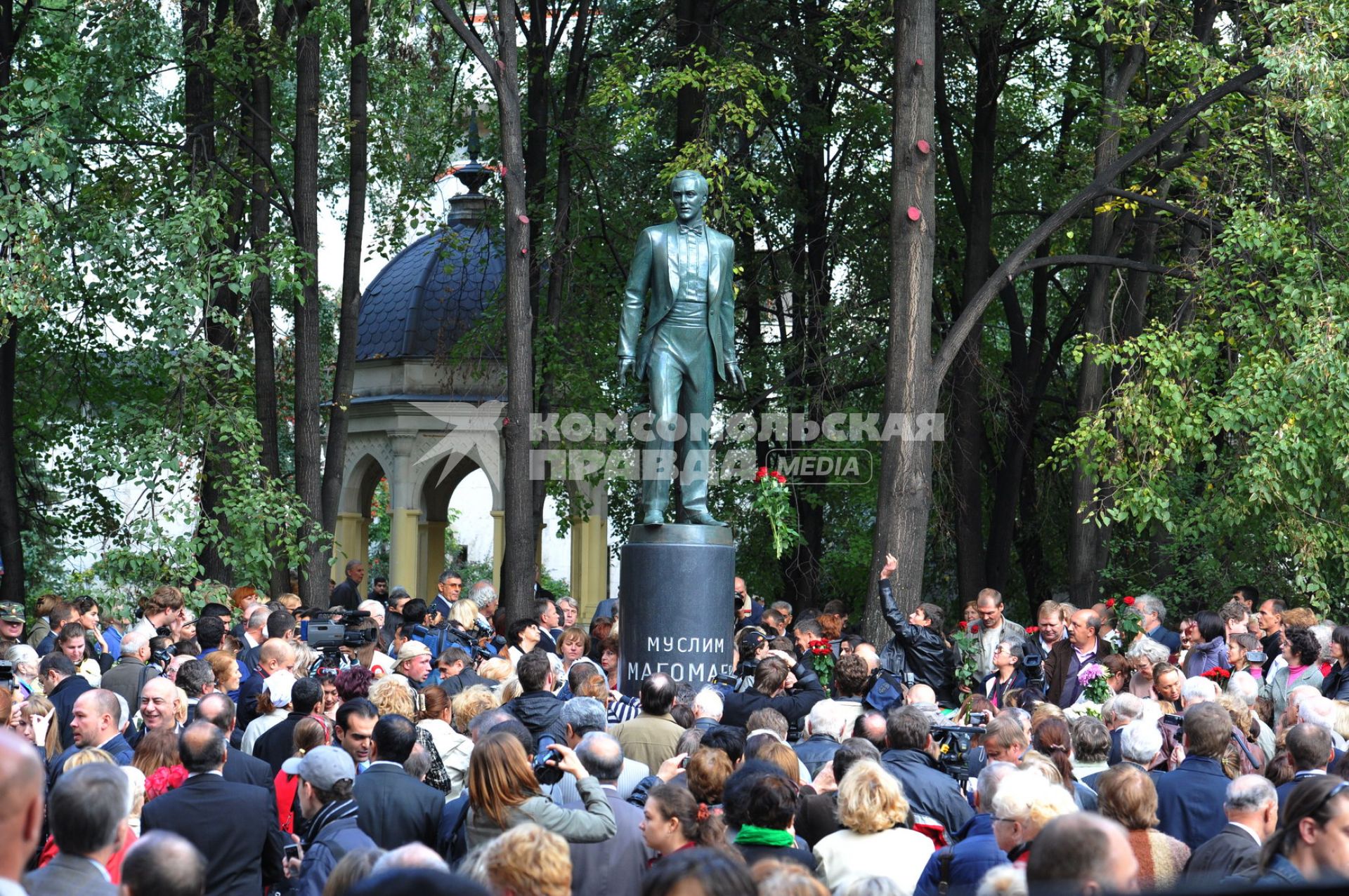 Открытие памятника Муслиму Магомаеву в центре Москвы. 15 сентября  2011 года.