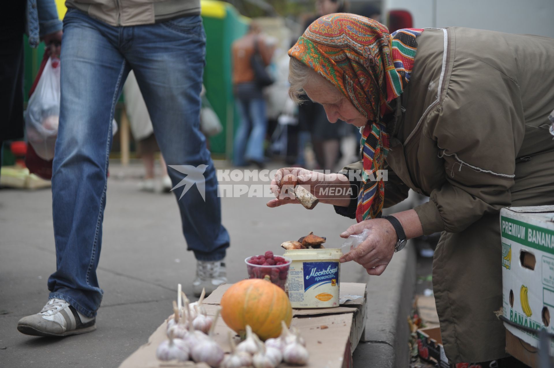 Пенсионеры продают грибы у метро, Москва, 16 сентября 2011 года