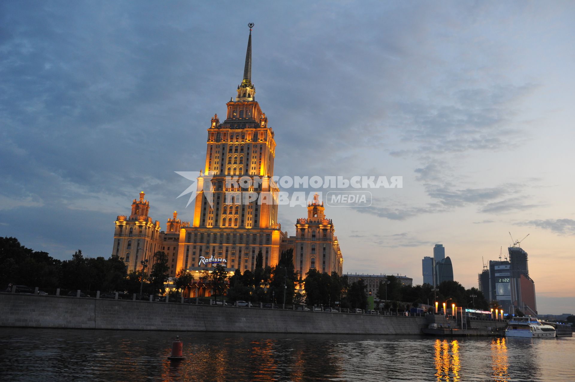 Вечерняя Москва. Вид на RADISSON ROYAL HOTEL. 13 августа  2011 года.