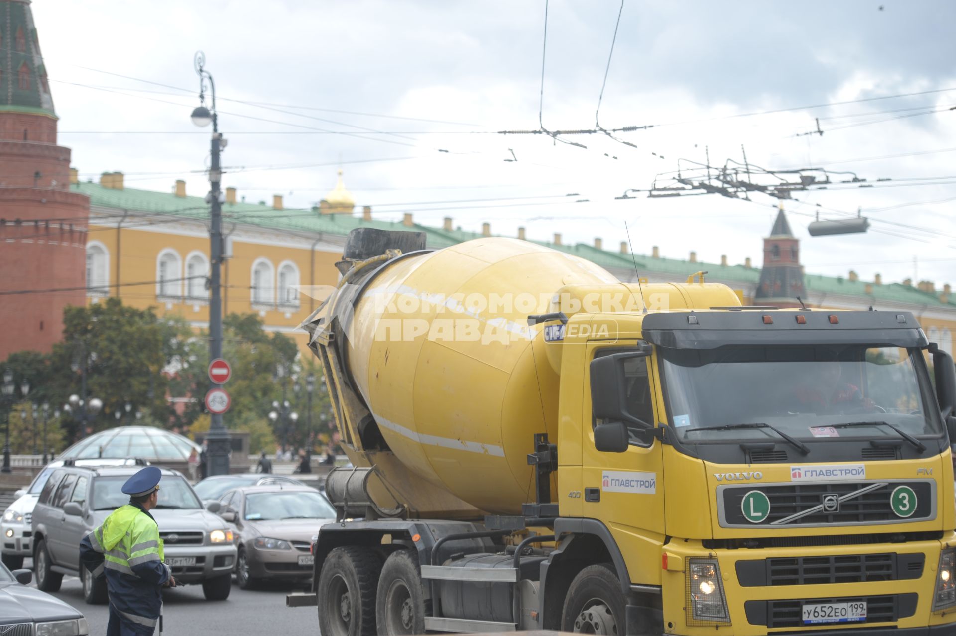 Грузовой автомобиль Volvo движется в центре города. 15 сентября 2011 года.