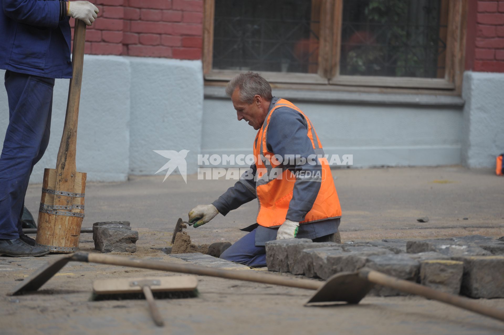 Во время работ по укладке тротуарной плитки. 15 сентября 2011 года.