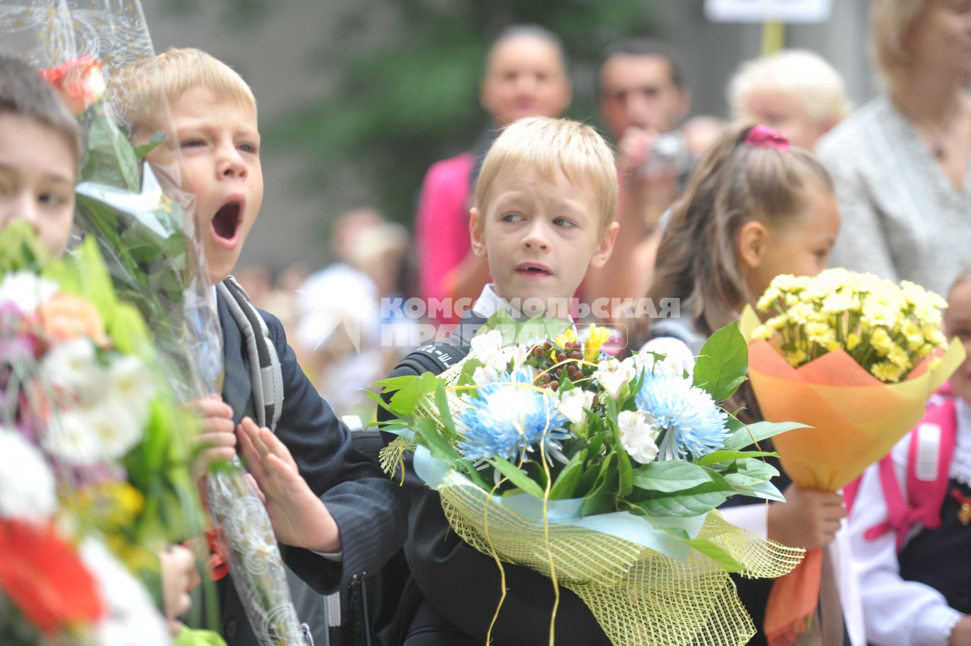 Первоклассники во время торжественной линейки в одной из школ города, Москва, 1 сентября  2011 года.