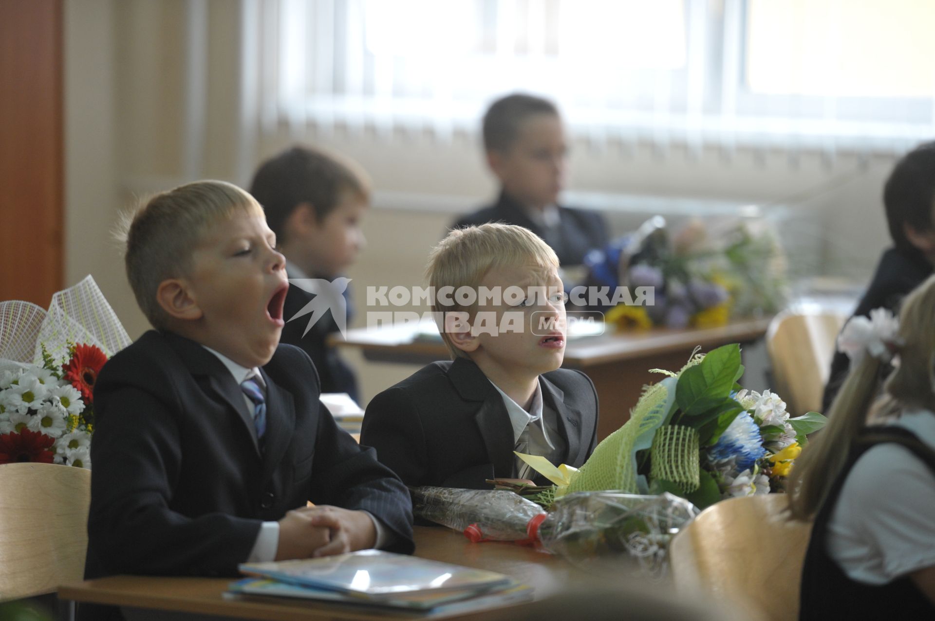 Первоклассники во время первого урока в одной из школ города. 1 сентября  2011 года.