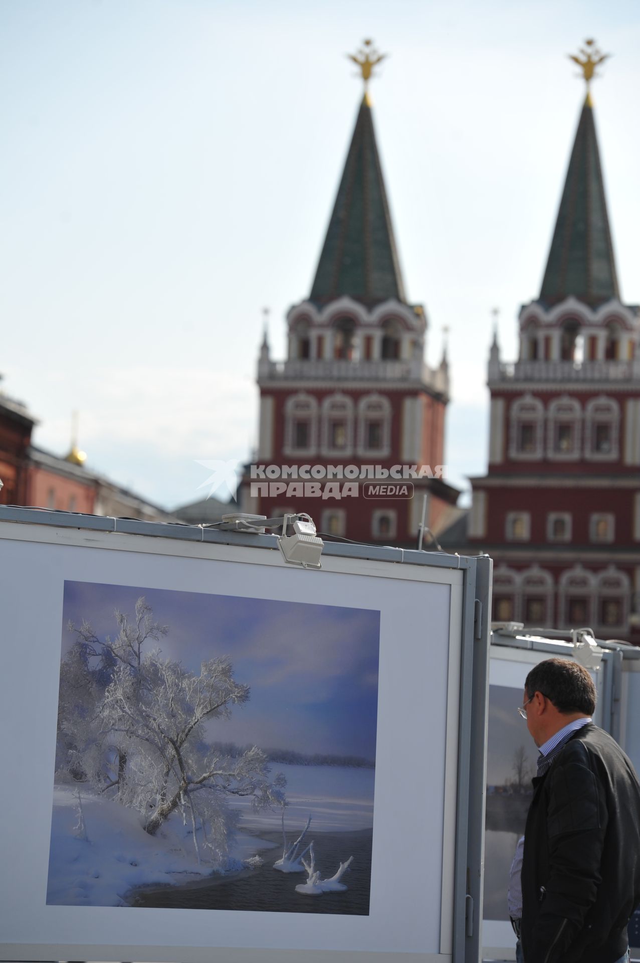 Мужчина у одной из работ фотовыставки РУССКИЙ ПЕЙЗАЖ. 20 сентября  2011 года.