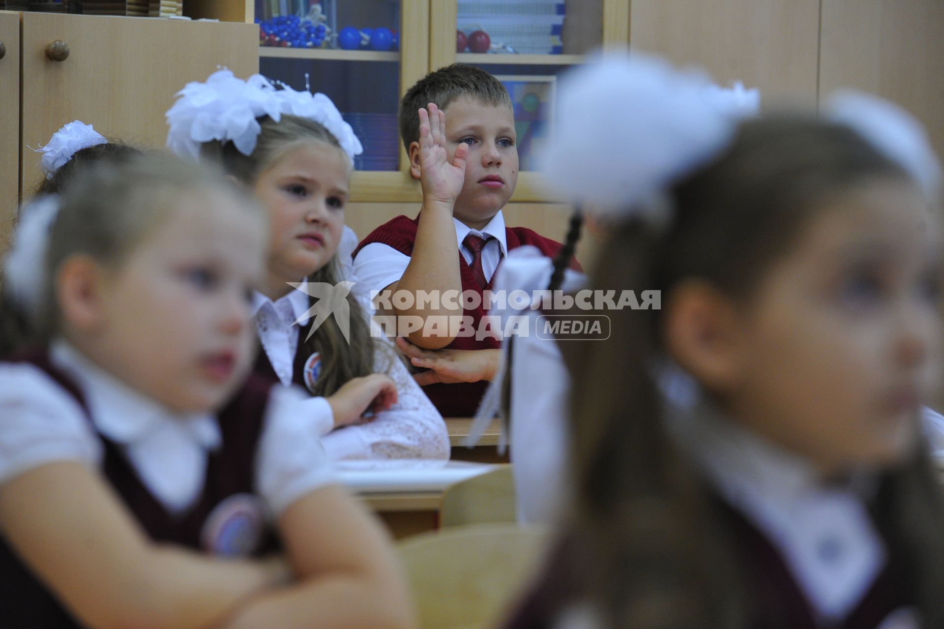 День знаний в российских школах. На снимке: мальчик тянет руку. 1 сентября 2011 года