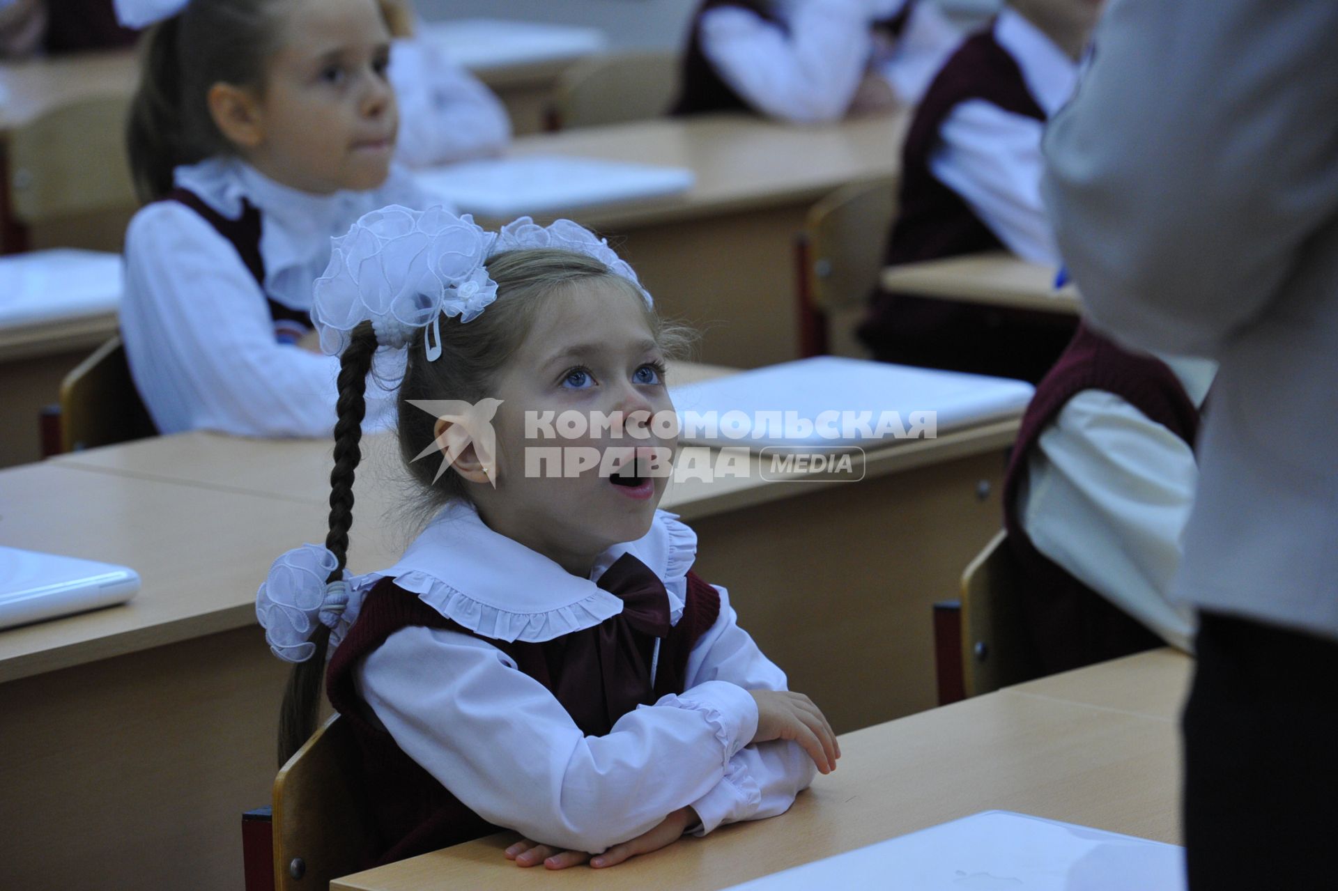 День знаний в российских школах. На снимке: Девочка зевает за партой. Ученица. 1 сентября 2011 года