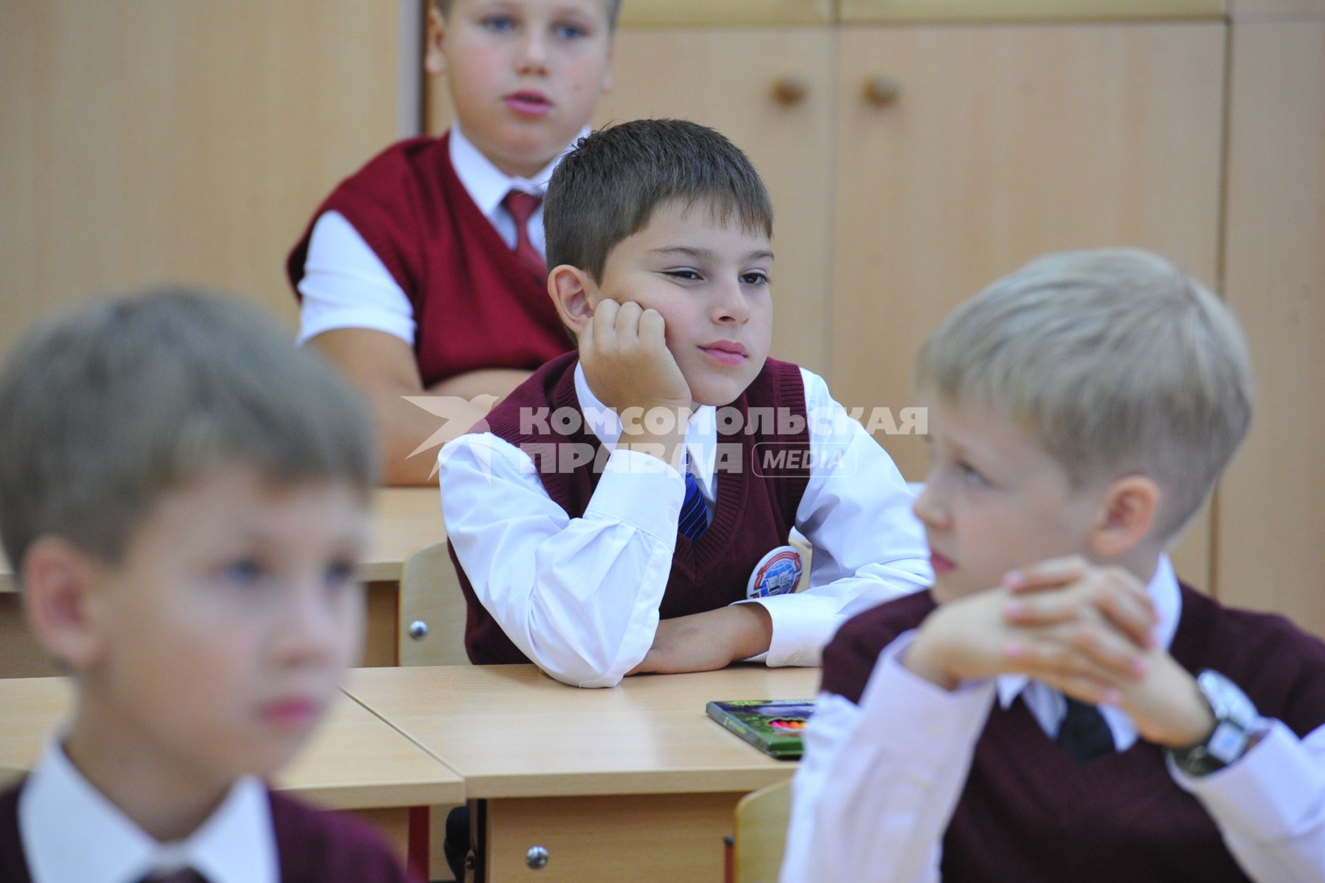 День знаний в российских школах. На снимке: Мальчик скучает за партой.  1 сентября 2011 года