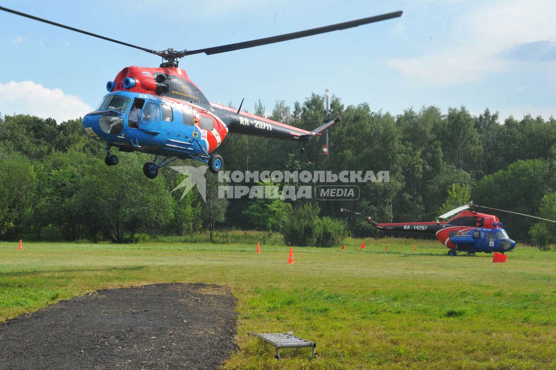 Вертолетная площадка ЛОСИНЫЙ ОСТРОВ. Вертолет МИ-2.  20 июня 2011 года