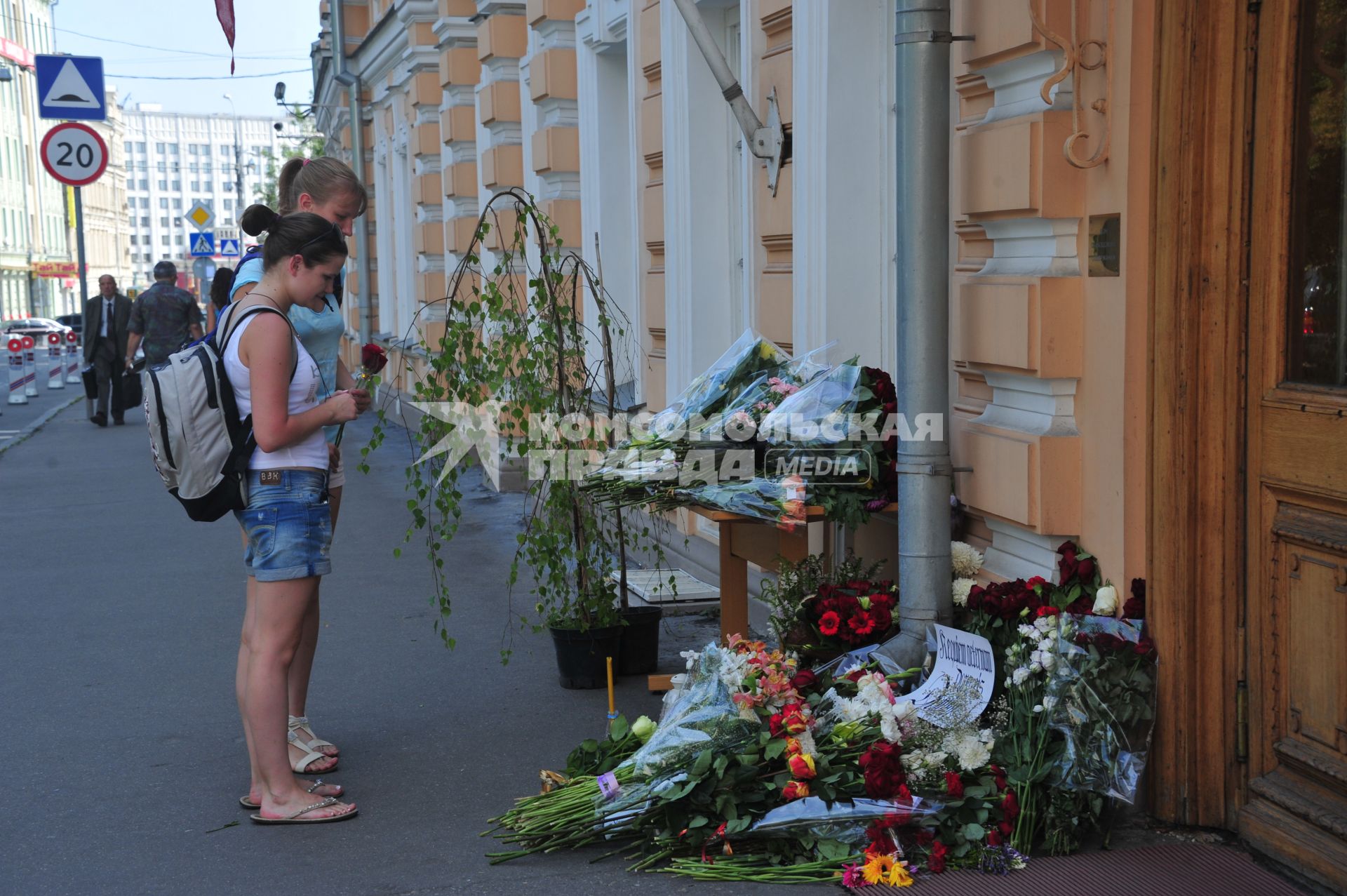 Люди приносят цветы к посольству Норвегии  в память о погибших в двойном теракте в Осло. Москва.  24 июля 2011 года.