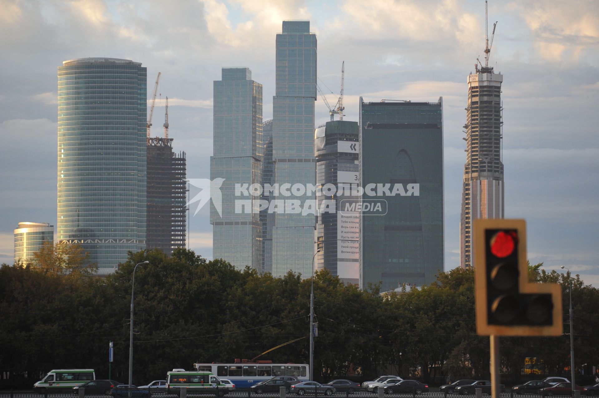 Виды Москвы. Строительство Московского Международного Делового Центра \"Москва-Сити\" (ММДЦ) . Вид с Саввинской набережной. Москва. 26 сентября  2011 года.