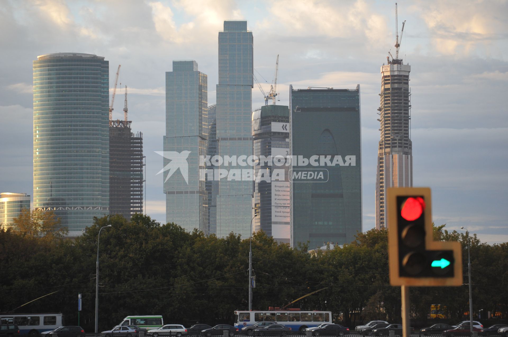 Виды Москвы. Строительство Московского Международного Делового Центра \"Москва-Сити\" (ММДЦ) . Вид с Саввинской набережной. Москва. 26 сентября  2011 года.