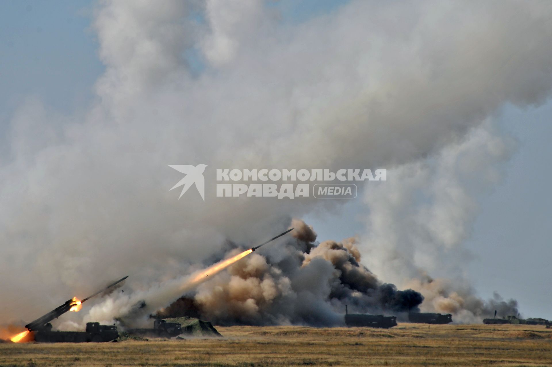 На снимке: Реактивная система залпового огня СМЕРЧ на полигоне КАПУСТИН ЯР_ во время учений ЦЕНТР-2011. Стрельбы. Запуск ракет систумы залпового огня. 22 сентября 2011 года.