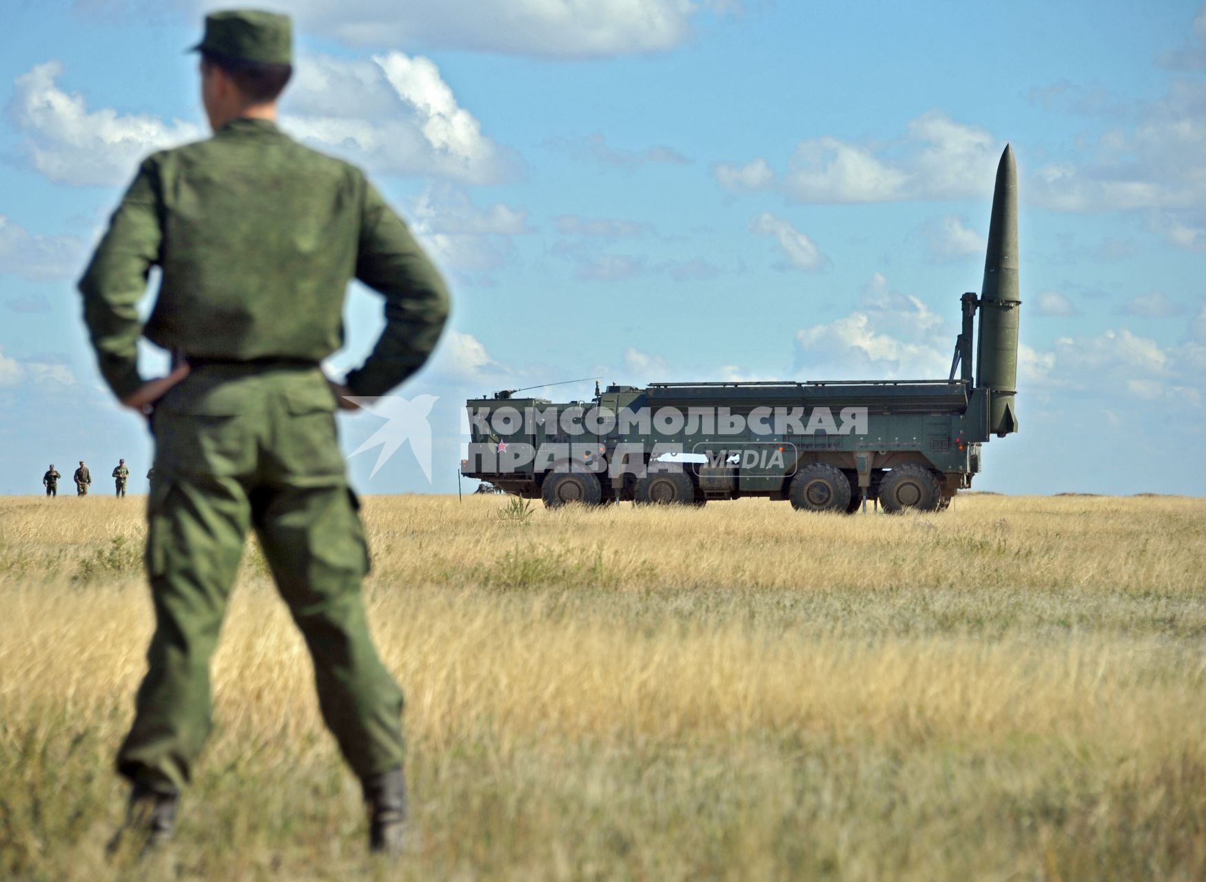 На снимке: Оперативно-тактический ракетный комплекс ИСКАНДЕР на полигоне КАПУСТИН ЯР_ во время учений ЦЕНТР-2011. 19 сентября 2011 года.