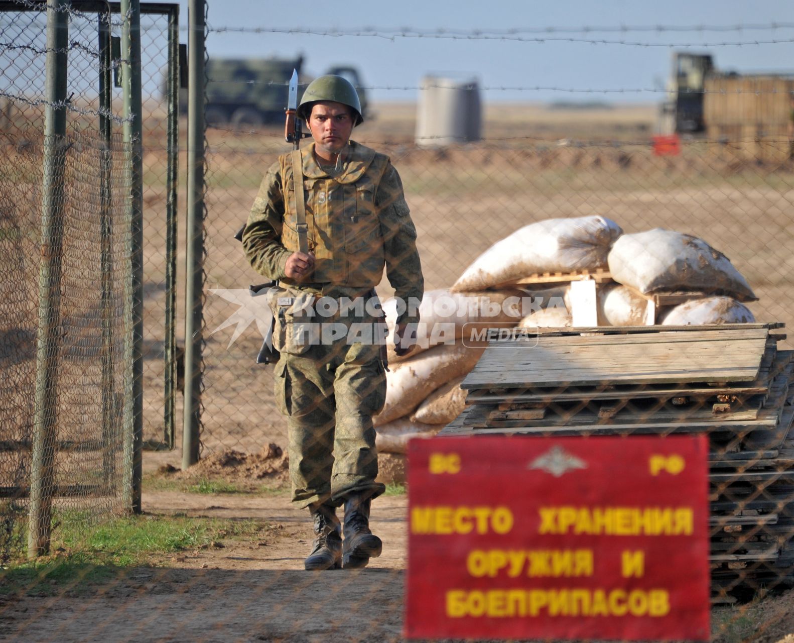 На снимке: Содат охраняет склад с боеприпасами. На табличке надпись: Место хранения оружия и боеприпасов. Полигон КАПУСТИН ЯР_ во время учений ЦЕНТР-2011. 20 сентября 2011 года.