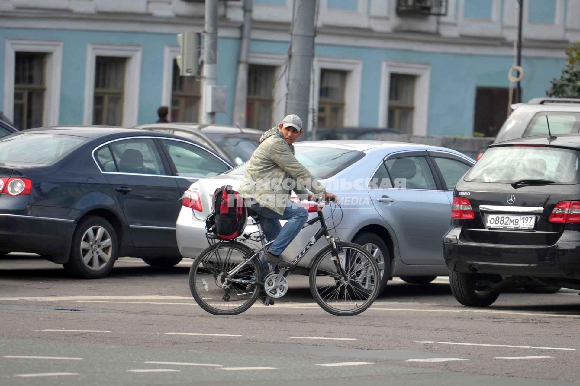 Велосипедист движется по автодороге. 22 сентября  2011 года.