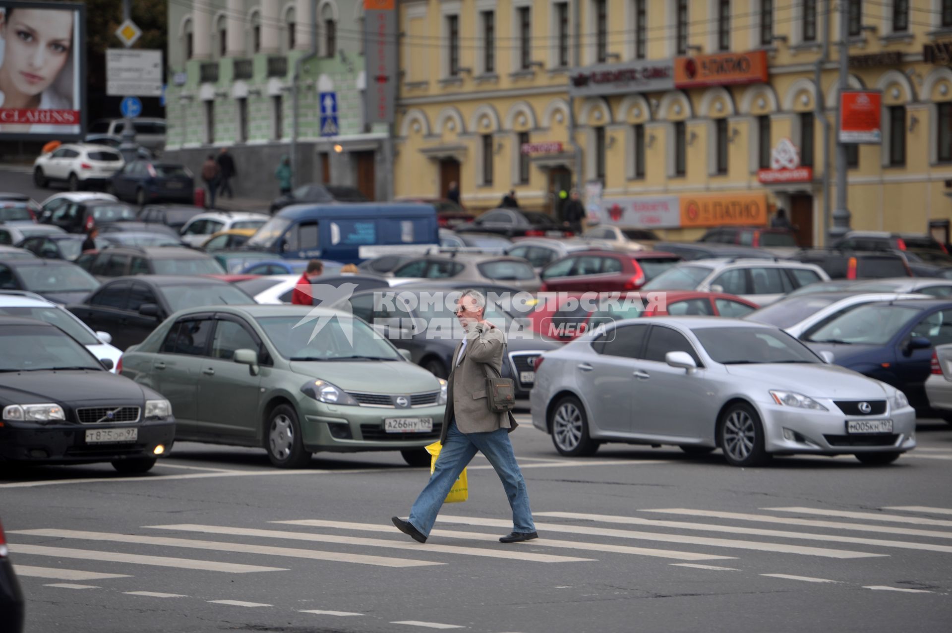 Мужчина на пешеходном переходе. 22 сентября  2011 года.