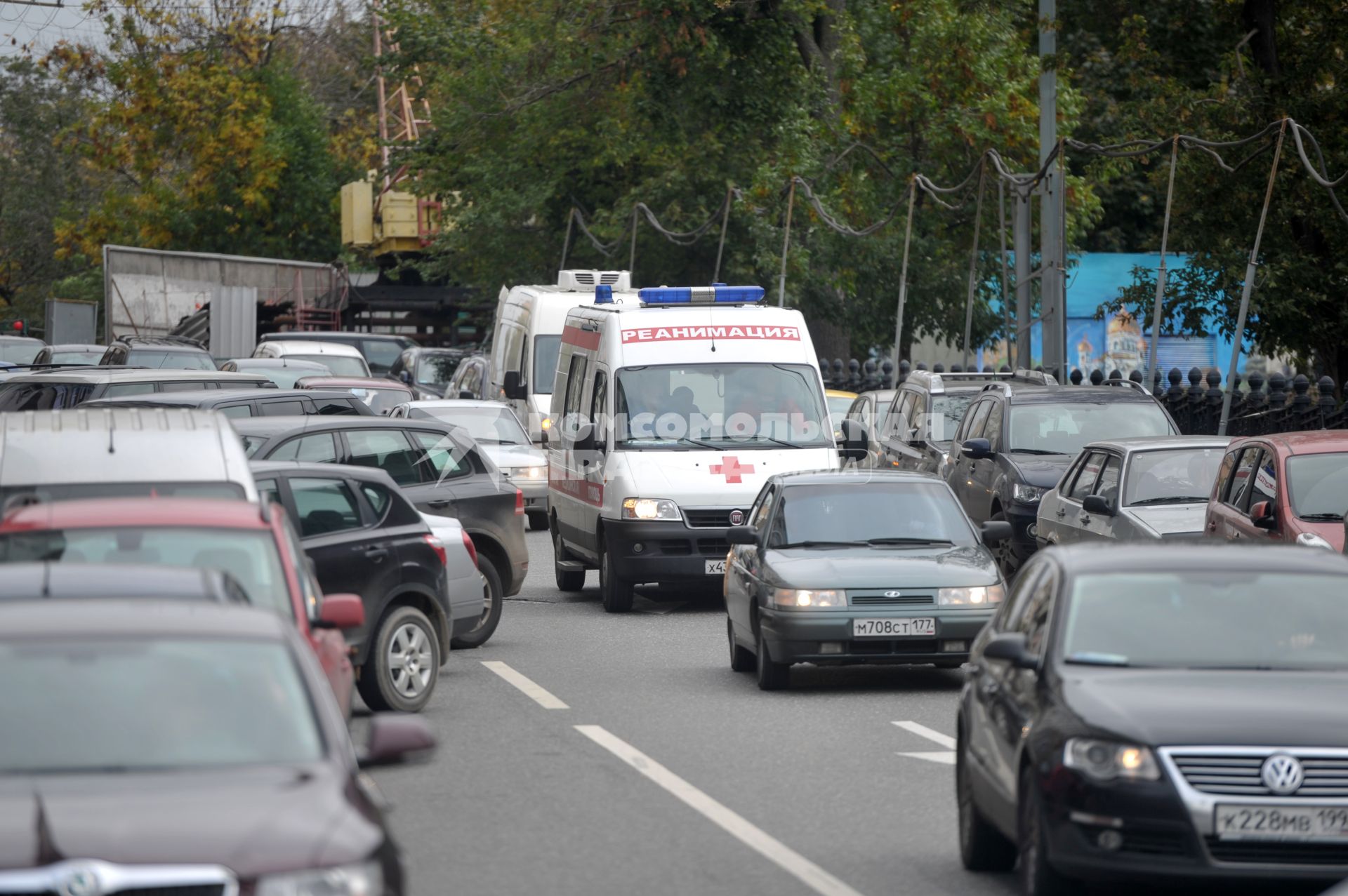 Машина реанимации станции скорой помощи движется в автомобильном потоке. 22 сентября  2011 года.