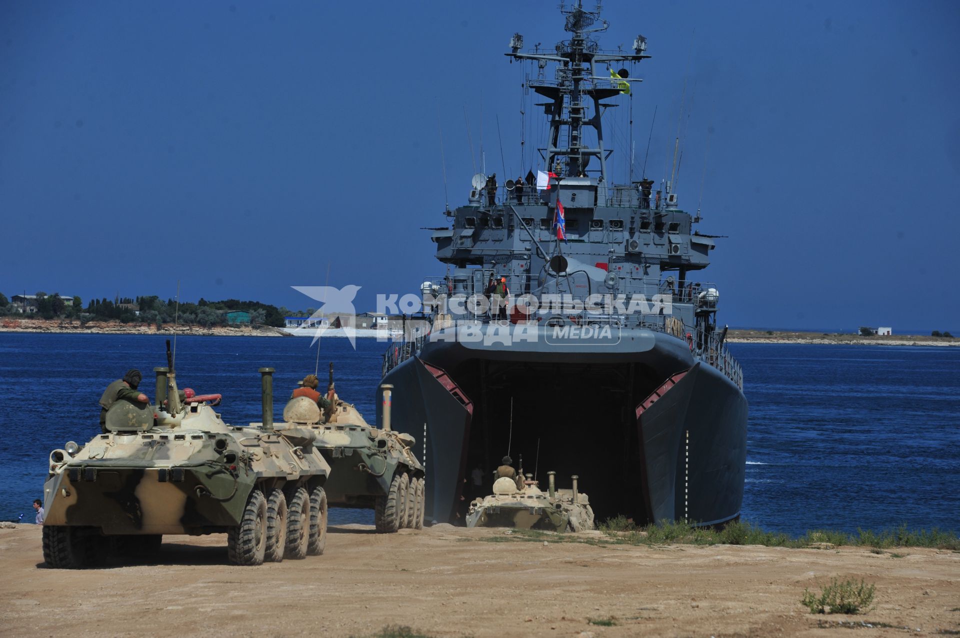 БДК  (большой десантный корабль). БТР (Бронетранспортер)-80. Украина, Севастополь.  20 июля  2011 года