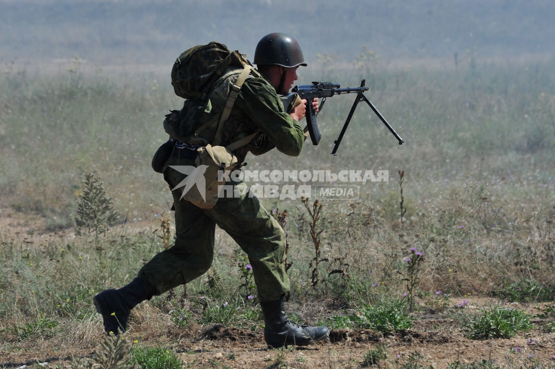 Военные учения. Солдат с автоматом. 20 июля  2011 года