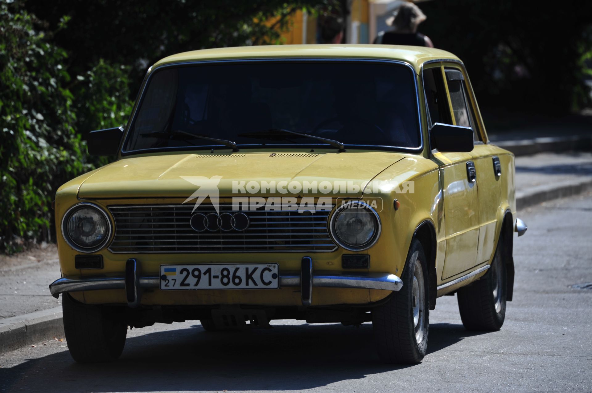 Автомобиль ВАЗ 2101 с символом автомобиля Ауди на решетке радиатора.   20 июля  2011 года