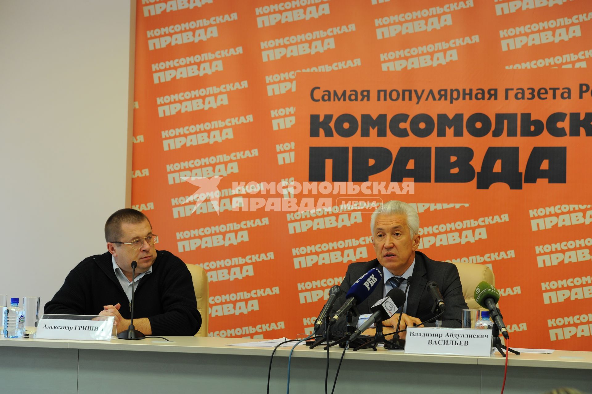 Глава парламентского комитета по безопасности в Государственной Думе РФ Владимир Васильев и первый заместитель редактора службы международной и внутренней политики КП Александр Гришин (слева) в ИД КП. 26 сентября 2011 года.