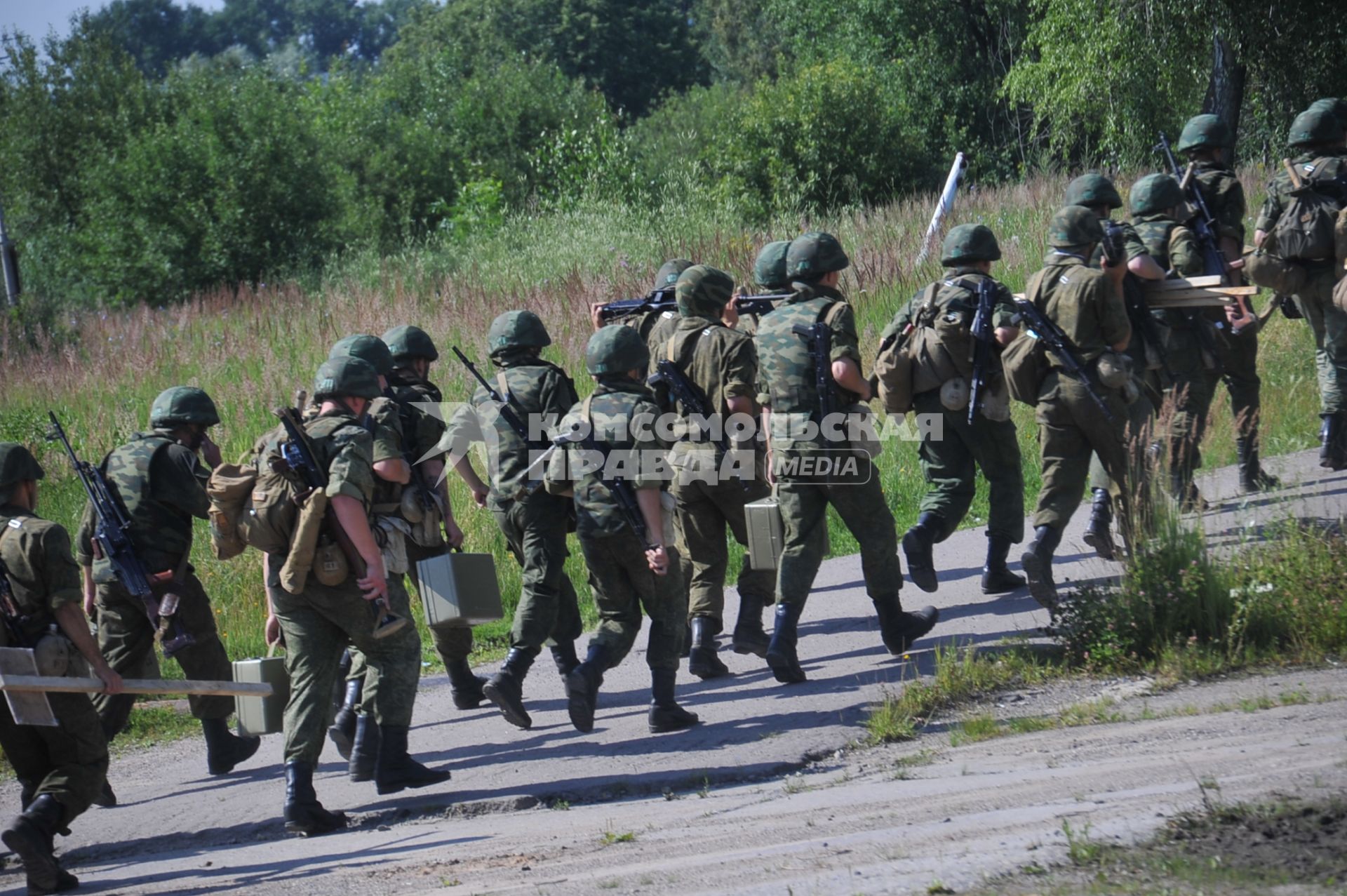 Армия. Учения. Боевая подготовка. Армейские будни. Поход солдат. 12 июля 2011