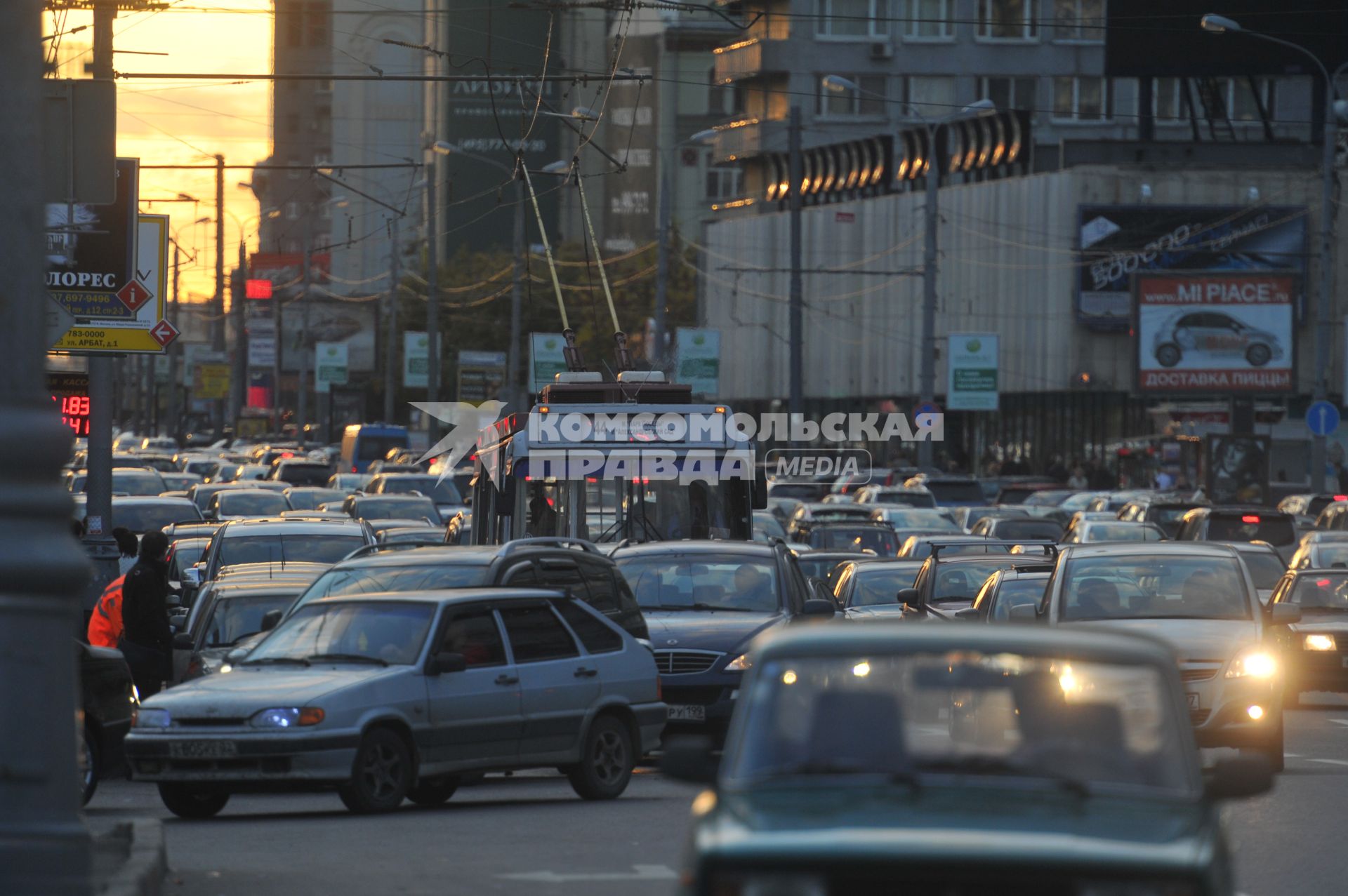 Машины стоят в автомобильной пробке. На снимке: троллейбус движется в автомобильном потоке. 30 сентября 2011 года.