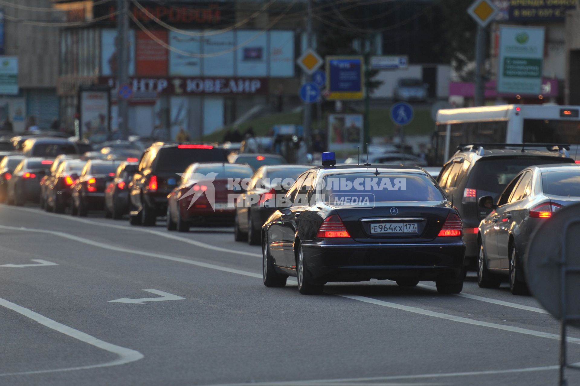 Машины стоят в автомобильной пробке. На снимке: автомашина с проблесковым маячком в автомобильном потоке. 30 сентября 2011 года.