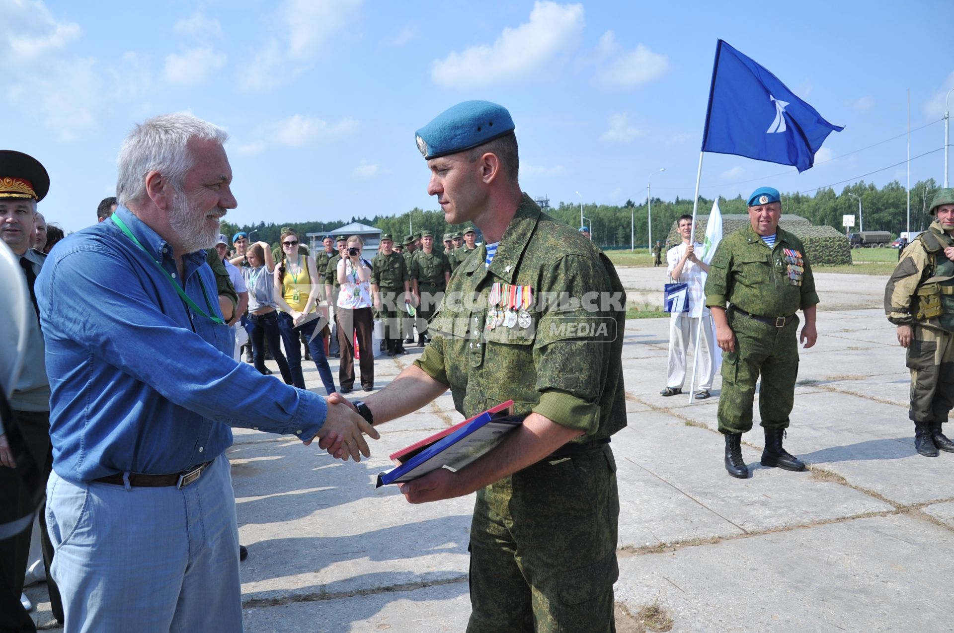 Военно-патриотическая акция ПЕРВЫЙ В АРМИИ! На снимке: (слева)тележурналист Крылов Дмитрий.    07 июля 2011г.