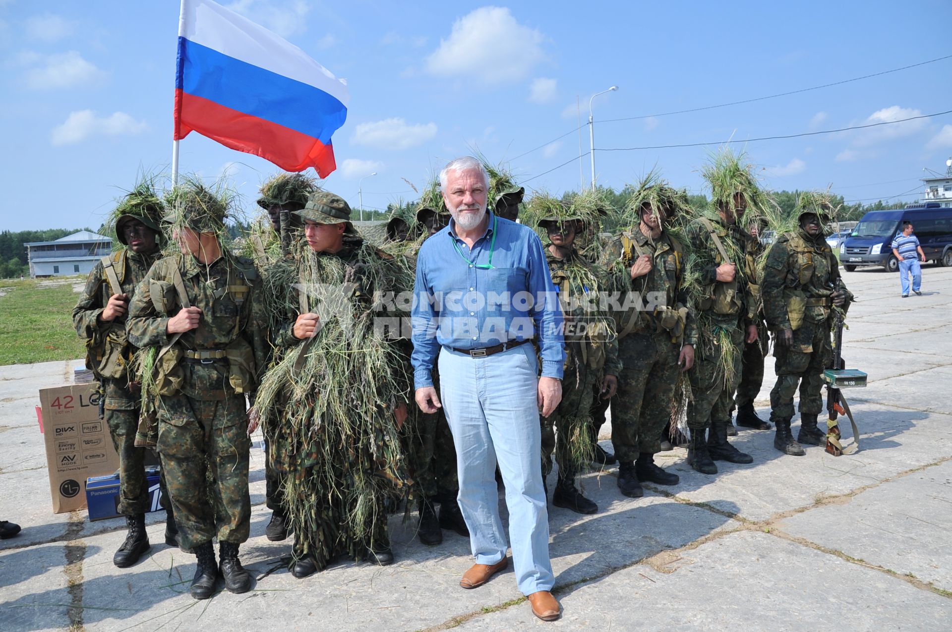 Военно-патриотическая акция ПЕРВЫЙ В АРМИИ! На снимке: (в центре) тележурналист Крылов Дмитрий.   07 июля 2011г.