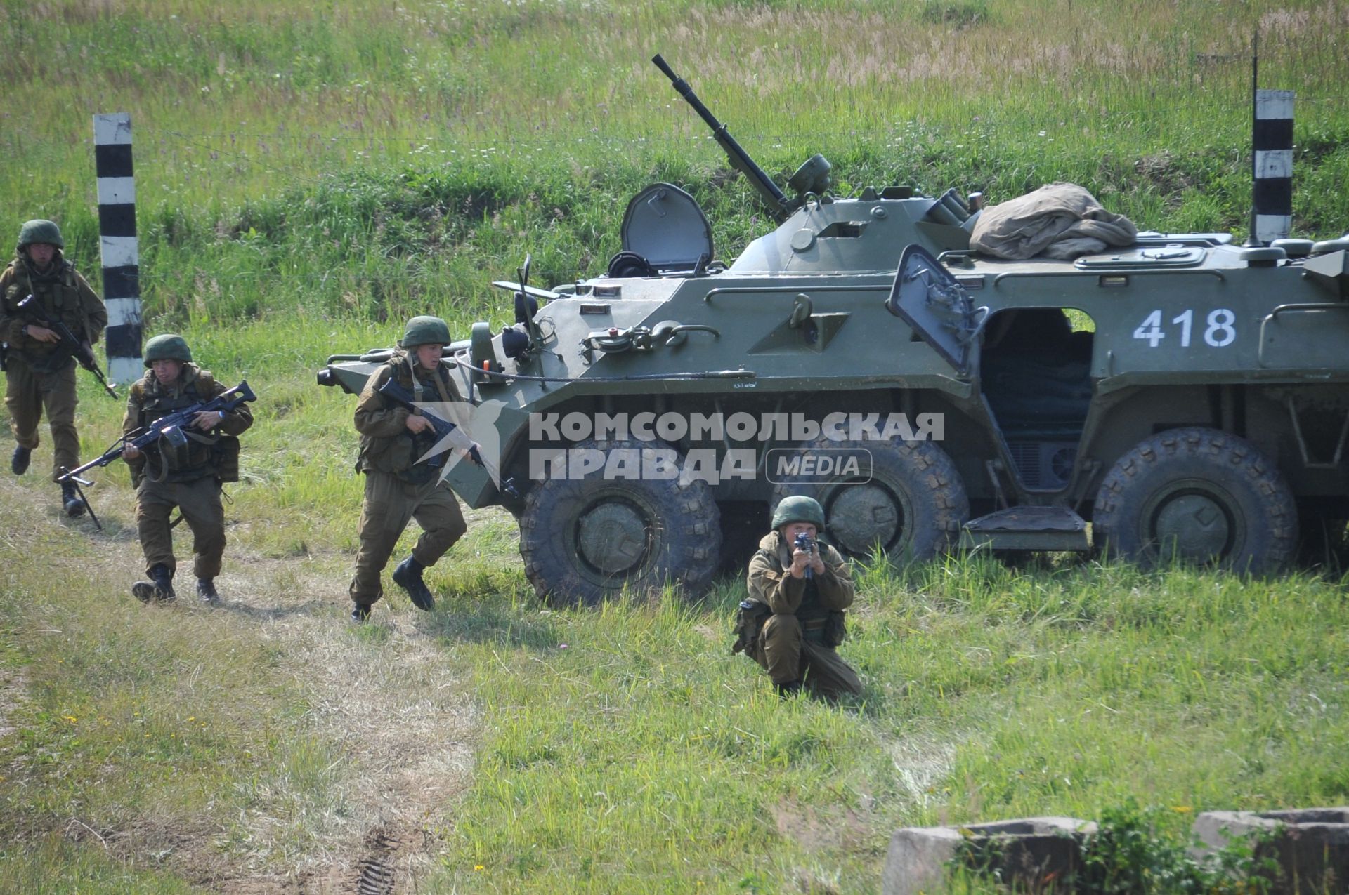 Военно-патриотическая акция ПЕРВЫЙ В АРМИИ! На снимке: БТР-80. Боевая техника. Учения. Показ 07 июля 2011г.