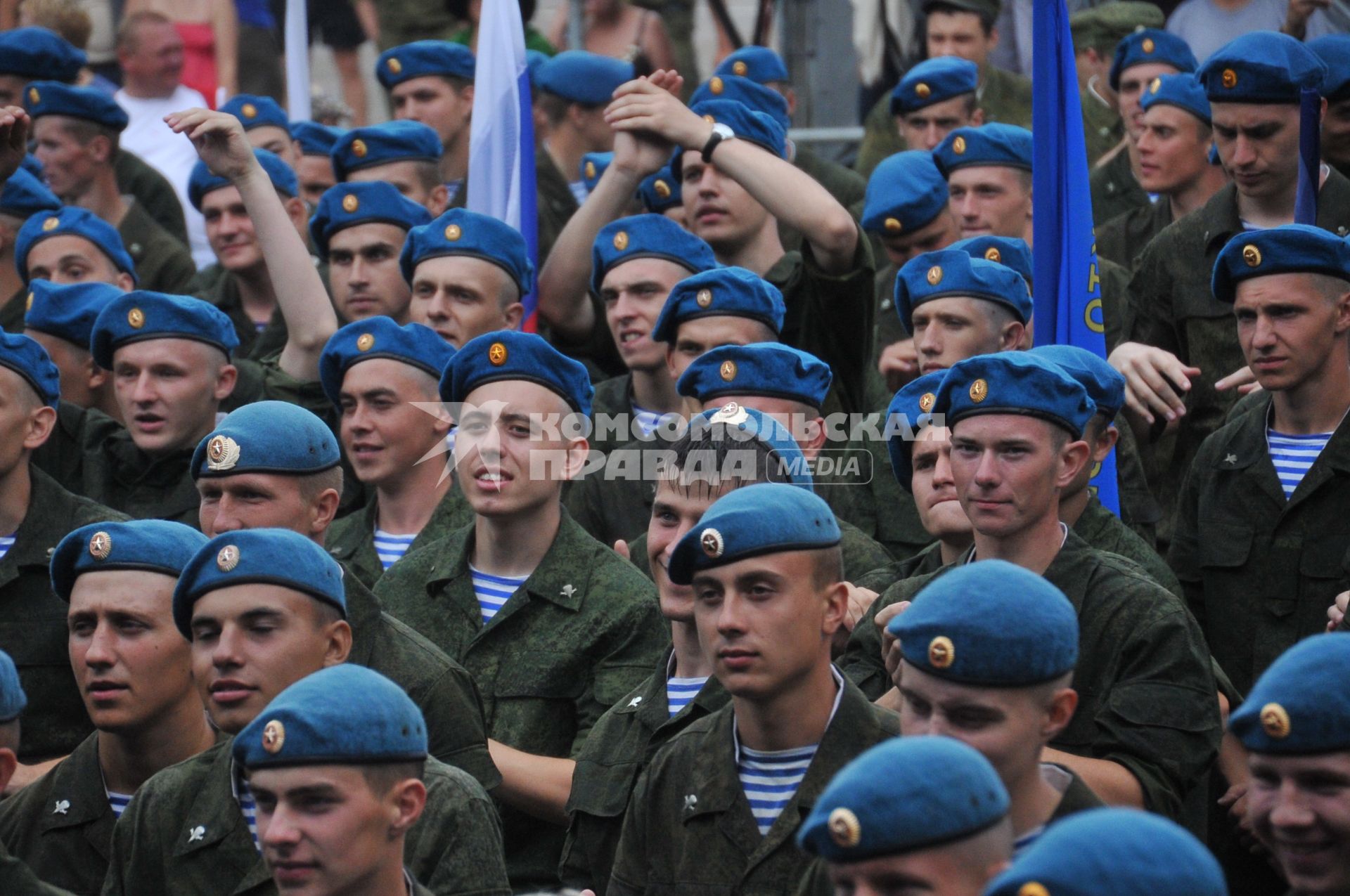 Военно-патриотическая акция ПЕРВЫЙ В АРМИИ! На снимке: солдаты в голубых беретах. 07 июля 2011г.