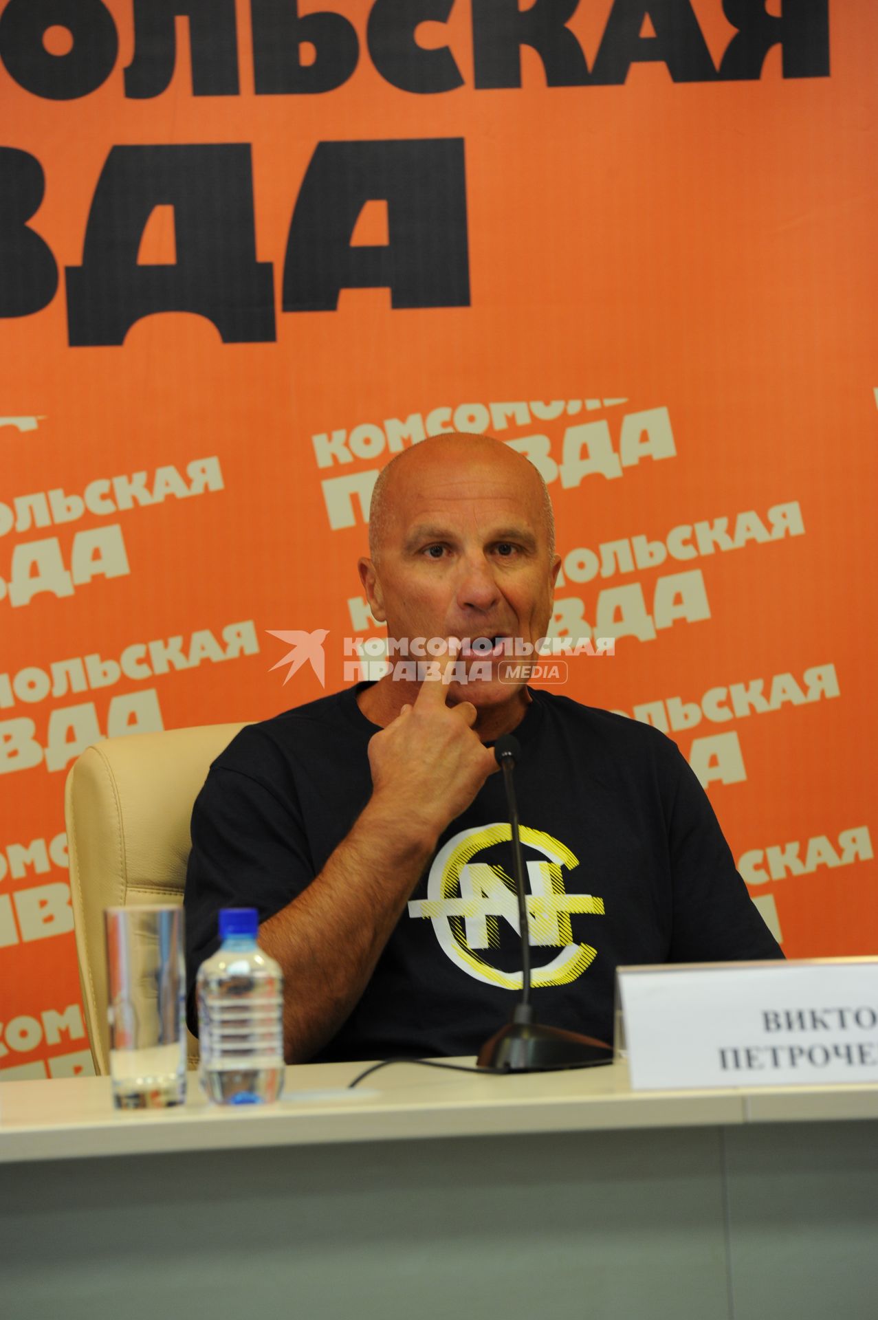 Тренер чемпиона мира в среднем весе Дмитрия Пирога Виктор Петроченко  в ИД КП. 28 сентября 2011 года.