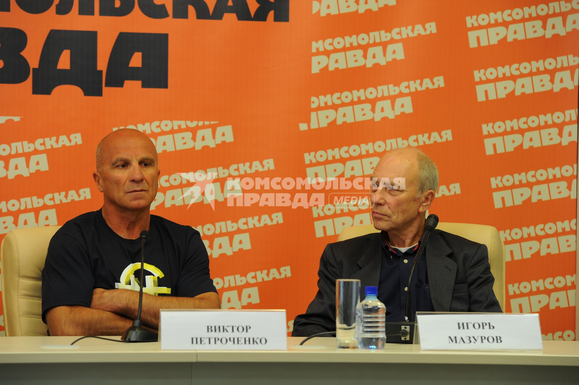 Тренер чемпиона мира в среднем весе Дмитрия Пирога Виктор Петроченко и генеральный секретарь Федерации профессионального бокса России Игорь Мазуров (слева направо) в ИД КП. 28 сентября 2011 года.